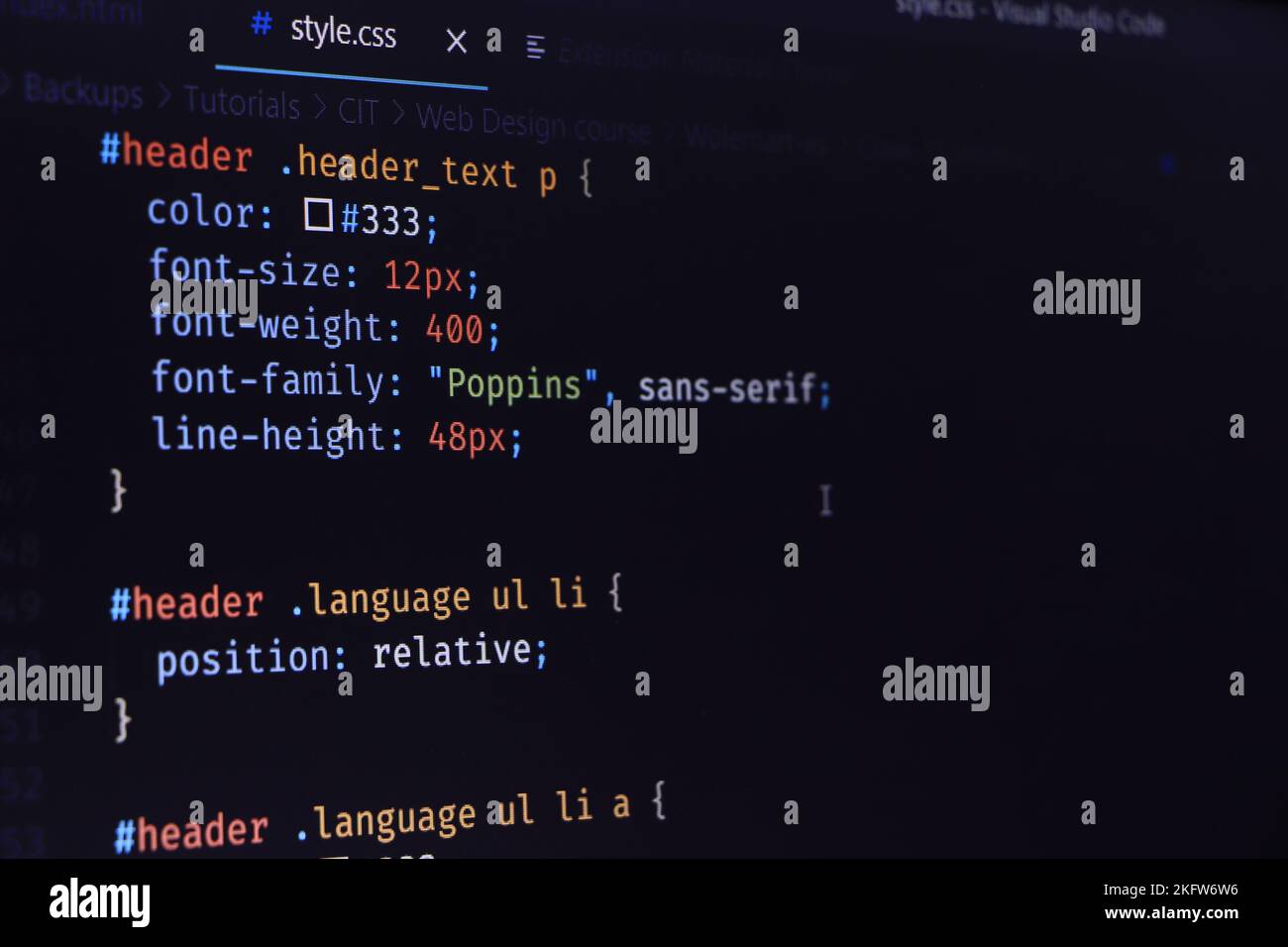 Abstrakter Hintergrund des Programmierers. Bildschirm mit Skriptcode in Computersprache. Stockfoto