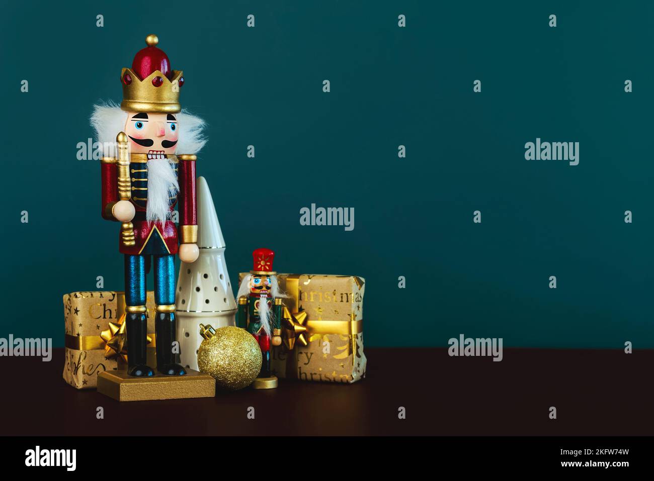 Ciieeo Holz Nussknacker Figur 35cm - Handbemaltes Weihnachtsdekoration Für Tisch & Regal - Festliche Stimmung