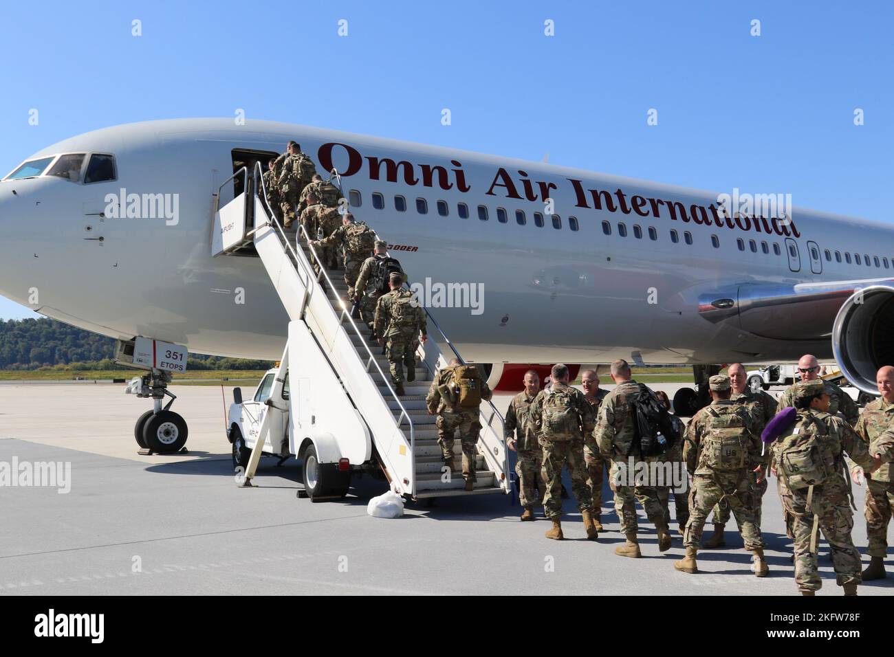 US-Soldaten mit Hauptquartier und Hauptquartier-Bataillon, 28. Infanterie-Division, verlassen den Harrisburg International Airport, während sie einen einjährigen Einsatz beginnen, wo sie im Nahen Osten zur Unterstützung der Operation Spartan Shield dienen werden. Stockfoto