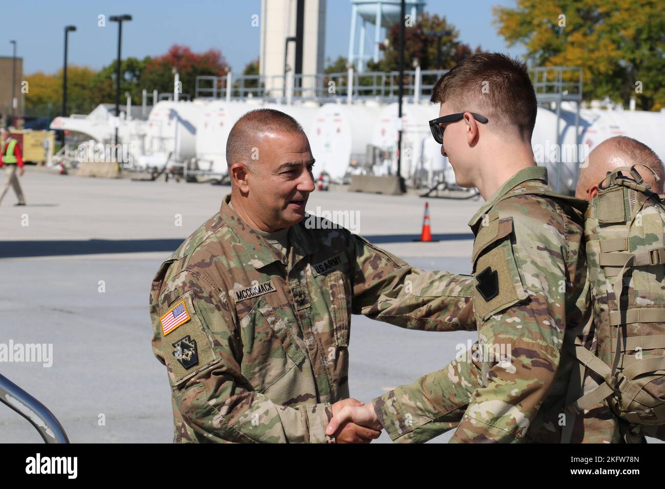 General Mark McCormack, Kommandant der Infanterie-Division 28., begrüßt Soldaten mit dem Hauptquartier und dem Hauptquartier-Bataillon, 28. ID, bevor sie vom Harrisburg International Airport abreisen, um einen einjährigen Einsatz zu beginnen, in dem sie im Nahen Osten zur Unterstützung der Operation Spartan Shield dienen werden. Stockfoto