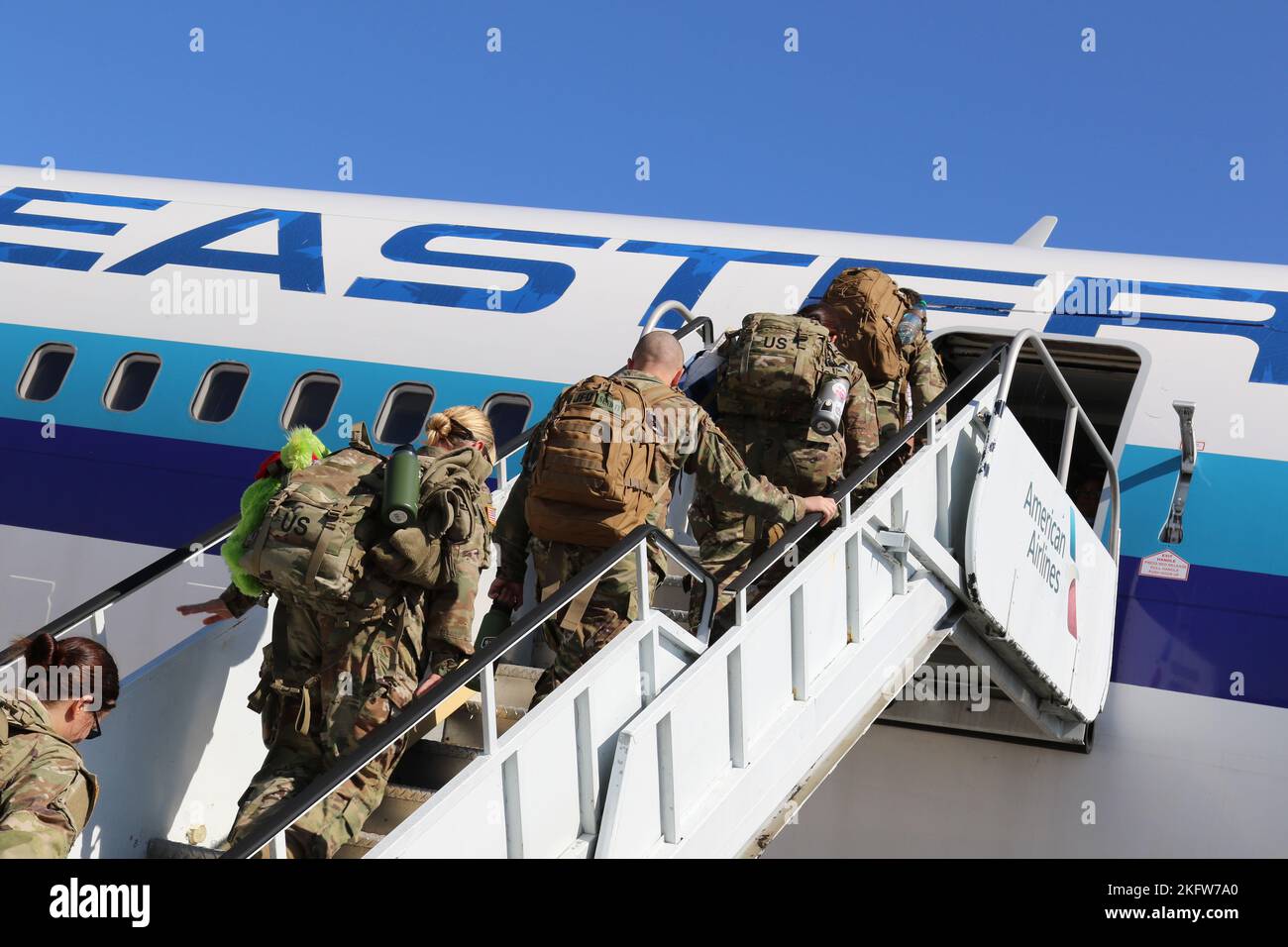 US-Soldaten mit Hauptquartier und Hauptquartier-Bataillon, 28. Infanterie-Division, verlassen den Harrisburg International Airport, während sie einen einjährigen Einsatz beginnen, wo sie im Nahen Osten zur Unterstützung der Operation Spartan Shield dienen werden. Stockfoto