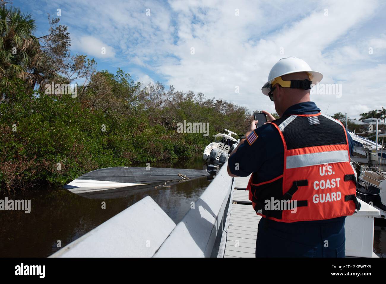 US Coast Guard Petty Officer 2. Class Philip Voyles, ein Marine Science Technician, führt am 11. Oktober 2022 Hafenbewertungen in Naples, Florida, durch. Mitglieder der Küstenwache dokumentierten gefährliche Schiffe in den Wasserstraßen, die nach dem Landfall durch den Sturzkane Ian in Neapel Schäden erlitten haben. Stockfoto