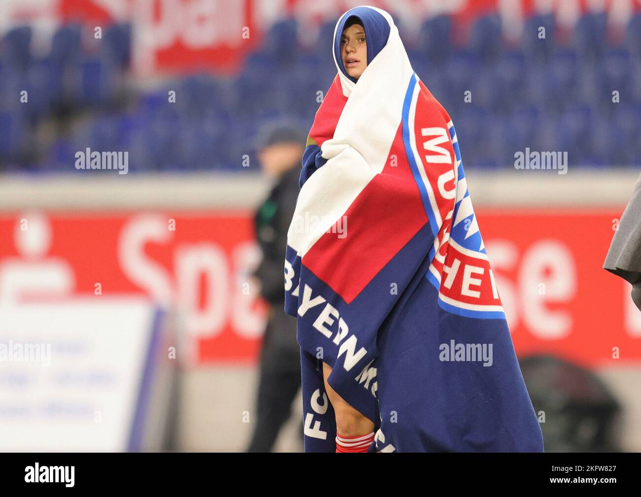 Duisburg, Deutschland. 19. Nov, 2022. firo: 19.11.2022, Fußball, Fußball, Frauen DFB-Pokal MSV Duisburg - FC Bayern München, München 0:7 Klara Buhl, friert nach Spielende in Logo Bayern Decke, Witz, Humor, FCB, Winter. Kredit: dpa/Alamy Live Nachrichten Stockfoto