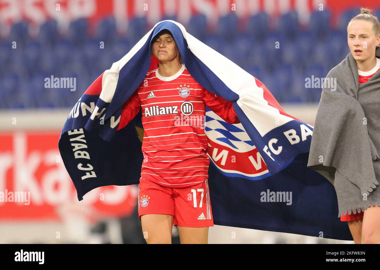 Duisburg, Deutschland. 19. Nov, 2022. firo: 19.11.2022, Fußball, Frauen DFB Pokal MSV Duisburg - FC Bayern München, München 0:7 Klara Buhl, friert nach Spielende in Logo Bayern Decke, Witz, Humor, FCB, Winter. Kredit: dpa/Alamy Live Nachrichten Stockfoto