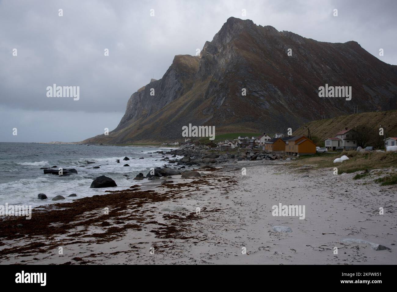 Vikten ist ein kleines Dorf auf der Insel Flakstadøya des Lofoten-Archipels im Bezirk Nordland in Norwegen Stockfoto