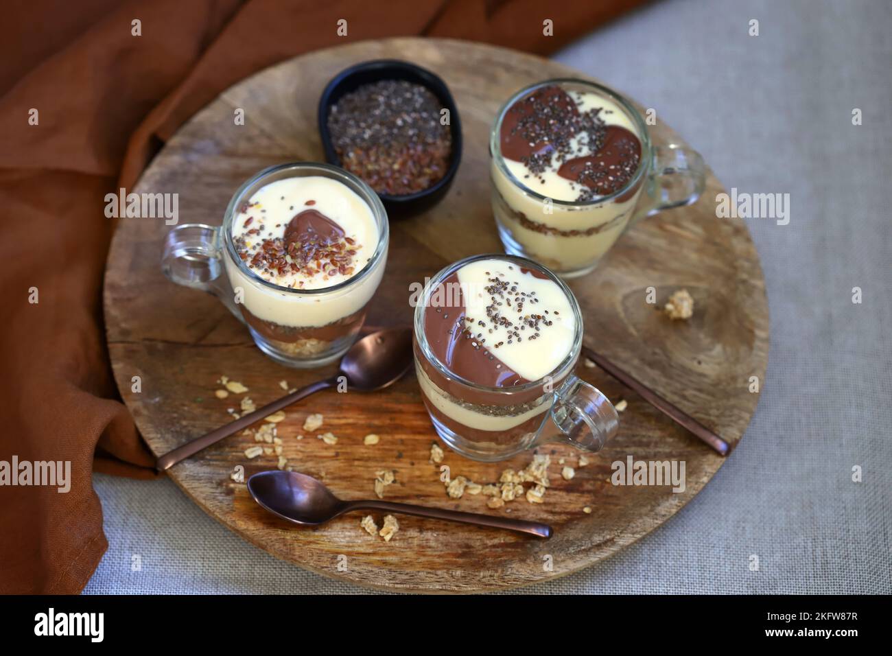 Gesunde Desserts in Tassen. Pudding aus Vanille und Schokolade mit Chiasamen und Leinsamen. Stockfoto