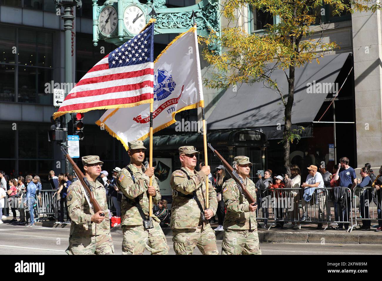 Ein Farbwächter des US Army Reserve Support Command, Arlington Heights, Illinois, marschiert am Montag, den 10. Oktober 85. 2022, während der jährlichen Columbus Day Parade 70. in Chicago die State Street hinunter. Die Parade feierte die italienische amerikanische Kultur und eine Reihe verschiedener Kulturen während der Parade. Stockfoto