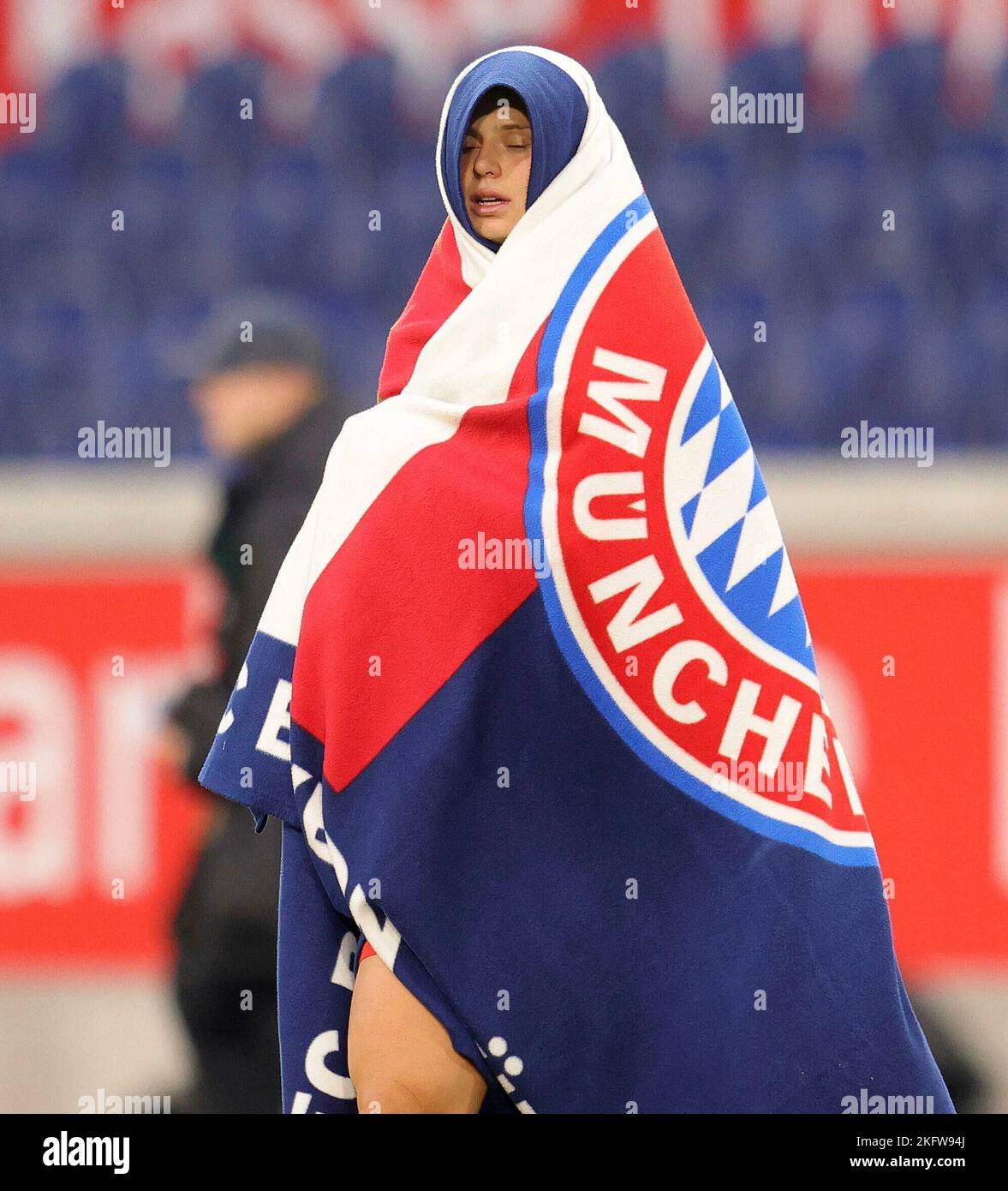 Duisburg, Deutschland. 19. Nov, 2022. firo: 19.11.2022, Fußball, Frauen DFB Pokal MSV Duisburg - FC Bayern München, München 0:7 Klara Buhl, friert nach Spielende in Logo Bayern Decke, Witz, Humor, FCB, Winter Credit: dpa/Alamy Live News Stockfoto
