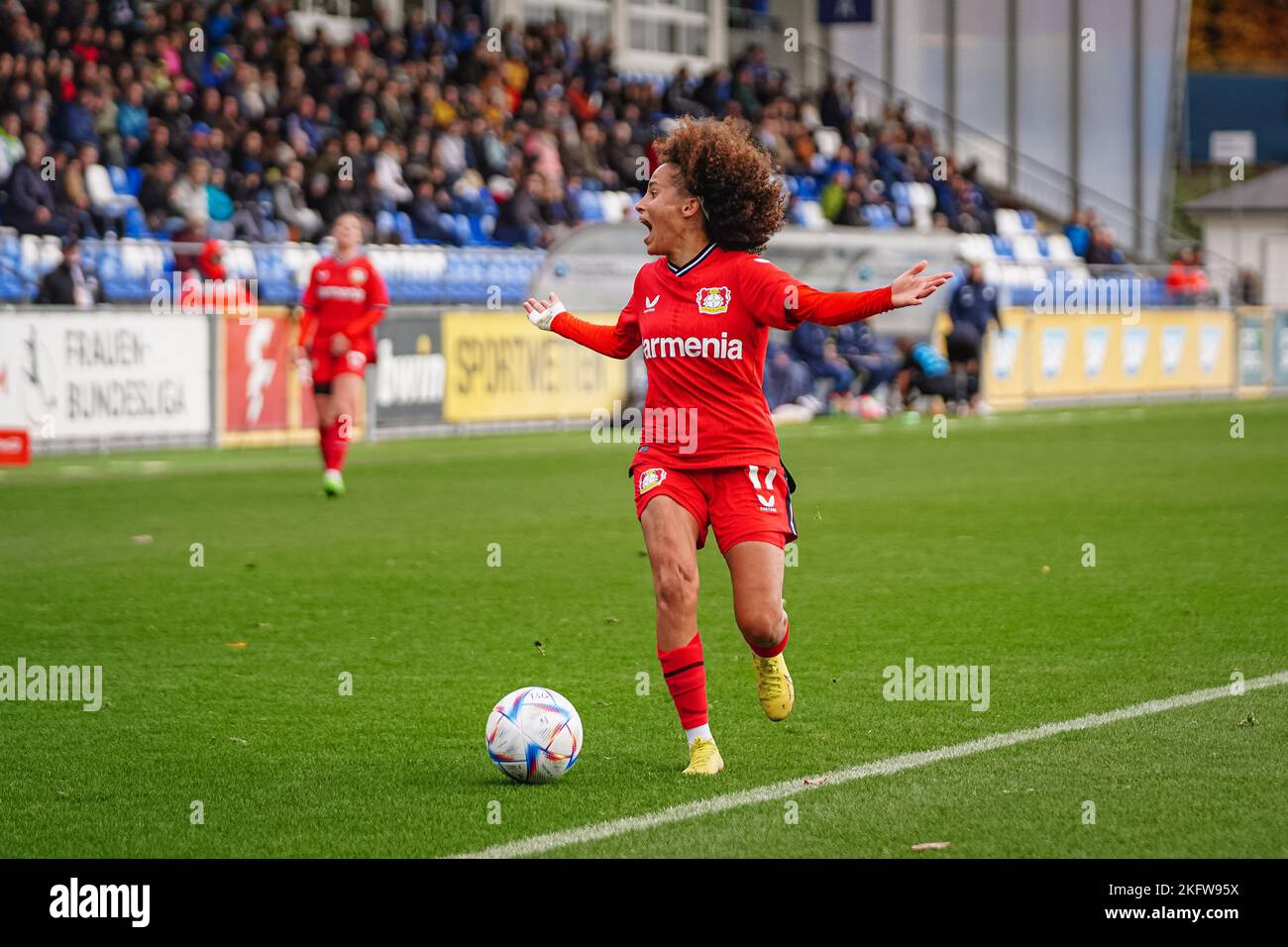 Sinsheim Hoffenheim, Deutschland. 20.. November 2022. Sinsheim-Hoffenheim, 20. 2022. November: Amira Arfaoui (17 Leverkusen) im Lauf des 16. DFB-Pokal der Frauen 2022/2023 zwischen TSG 1899 Hoffenheim und Bayer 04 Leverkusen im Dietmar-Hopp-Stadion. (Norina Toenges/Sports Press Photo/SPP) Quelle: SPP Sport Press Photo. /Alamy Live News Stockfoto