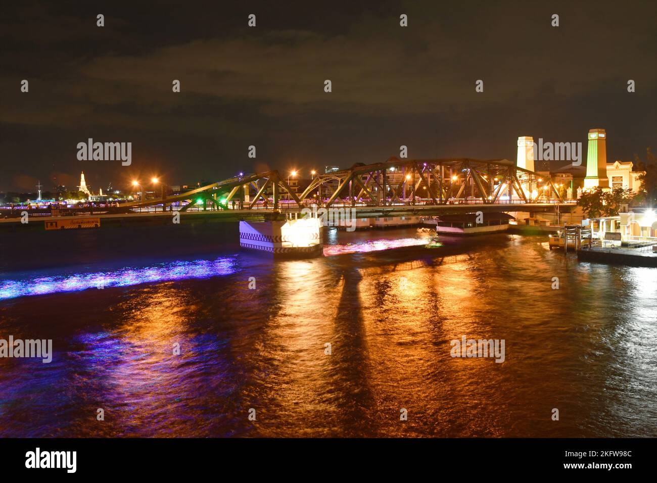 Bangkok Thailand 19. November 2022: Vijit Chao Phraya feiert Auftritt für den APEC-Gipfel 2022 in Bangkok Thailand am Phra Phuttha Yodfa Memorial b Stockfoto