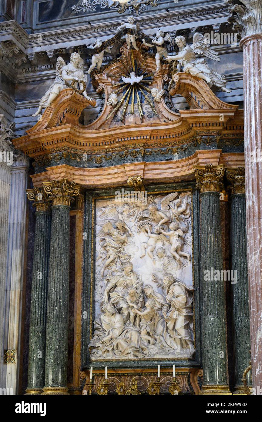 Rom. Italien. Sant'Agnese in Agone (Sant'Agnese auf der Piazza Navona), das Altarbild mit Marmorrelief, das die Heilige Familie darstellt, 1676-1683 von Domenico Guidi Stockfoto