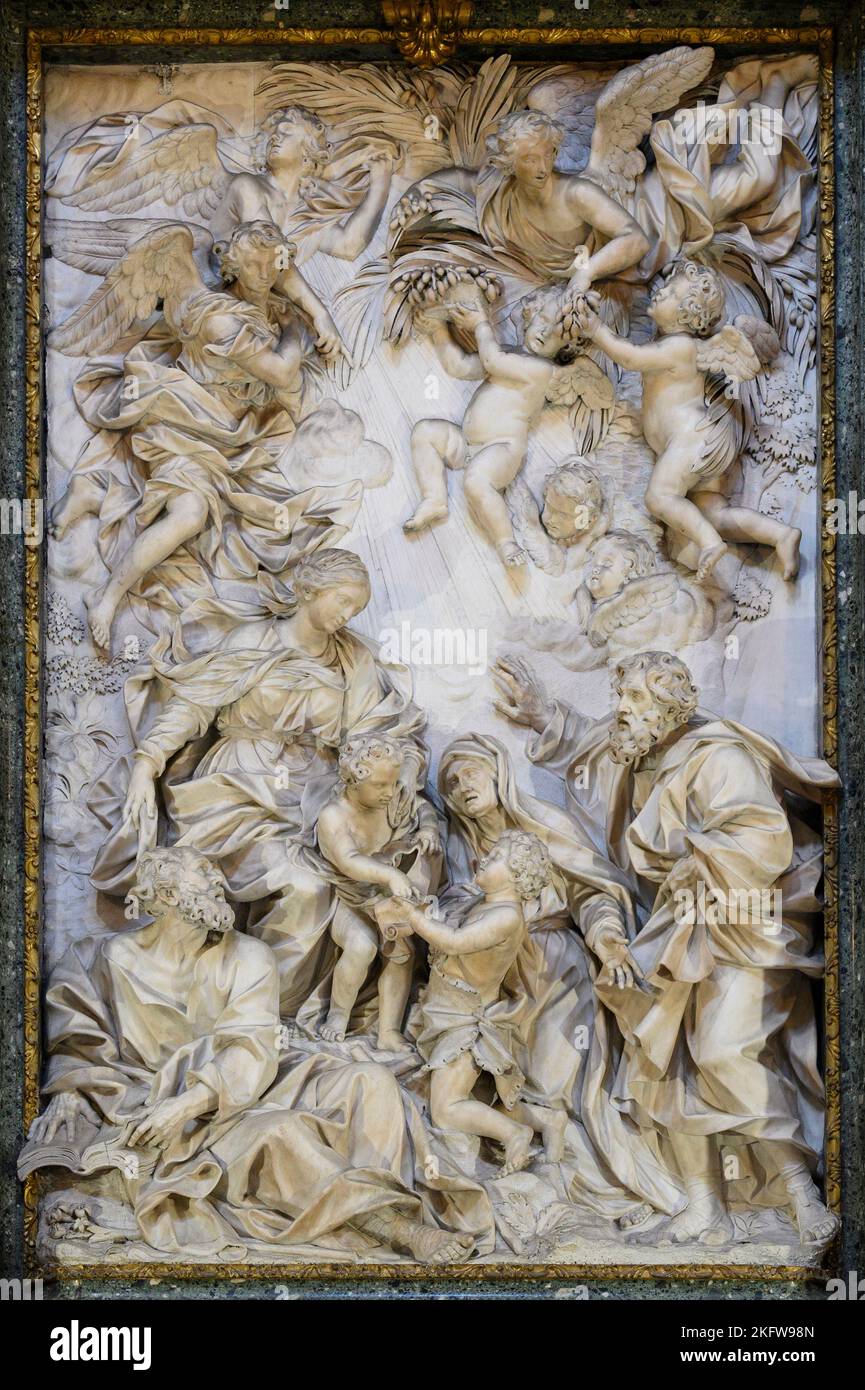 Rom. Italien. Sant'Agnese in Agone (Sant'Agnese auf der Piazza Navona), das Altarbild mit Marmorrelief, das die Heilige Familie darstellt, 1676-1683 von Domenico Guidi Stockfoto