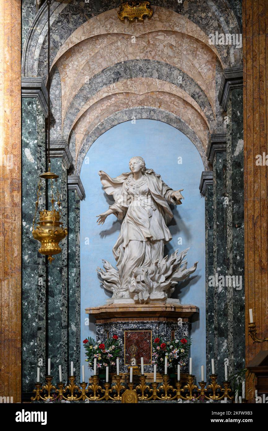 Rom. Italien. Sant'Agnese in Agone (Sant'Agnese auf der Piazza Navona). Statue des Martyriums der heiligen Agnes auf dem Scheiterhaufen, ca. 1660, von Ercole Ferrata (161 Stockfoto