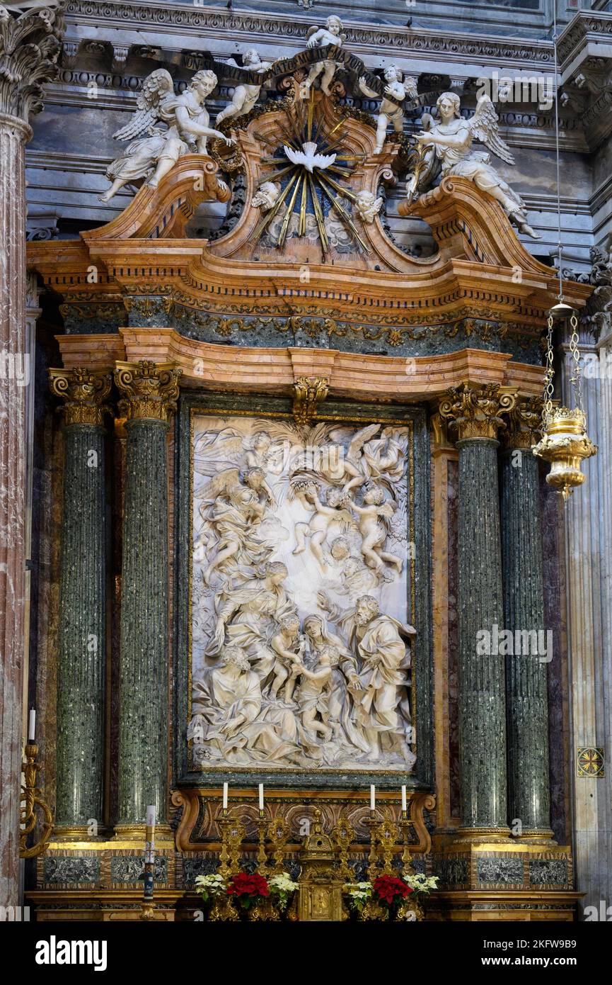 Rom. Italien. Sant'Agnese in Agone (Sant'Agnese auf der Piazza Navona), das Altarbild mit Marmorrelief, das die Heilige Familie darstellt, 1676-1683 von Domenico Guidi Stockfoto