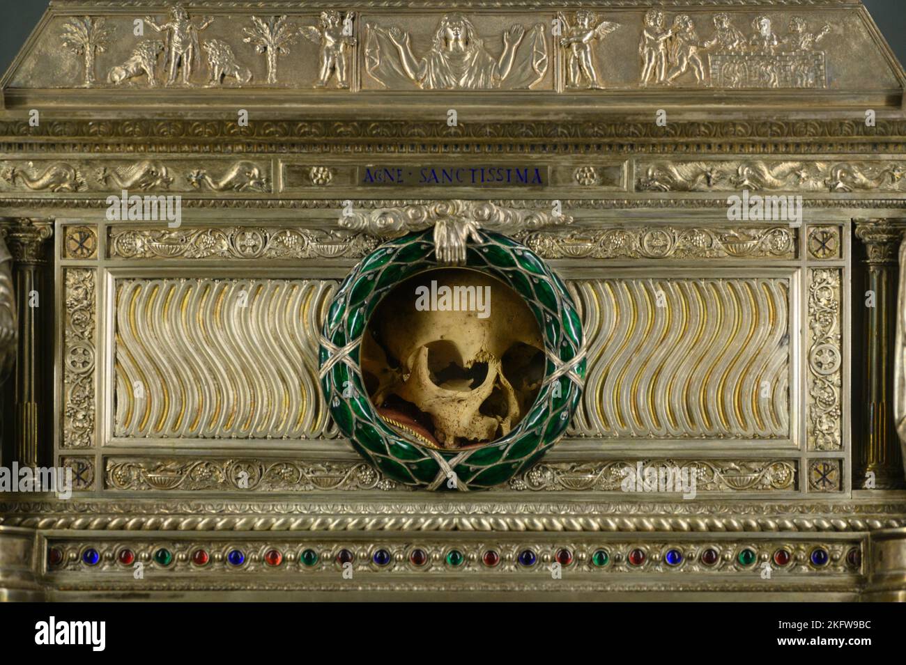 Rom. Italien. Sant'Agnese in Agone (Sant'Agnese auf der Piazza Navona). Reliquiar mit dem Schädel von St. Agnes. Stockfoto