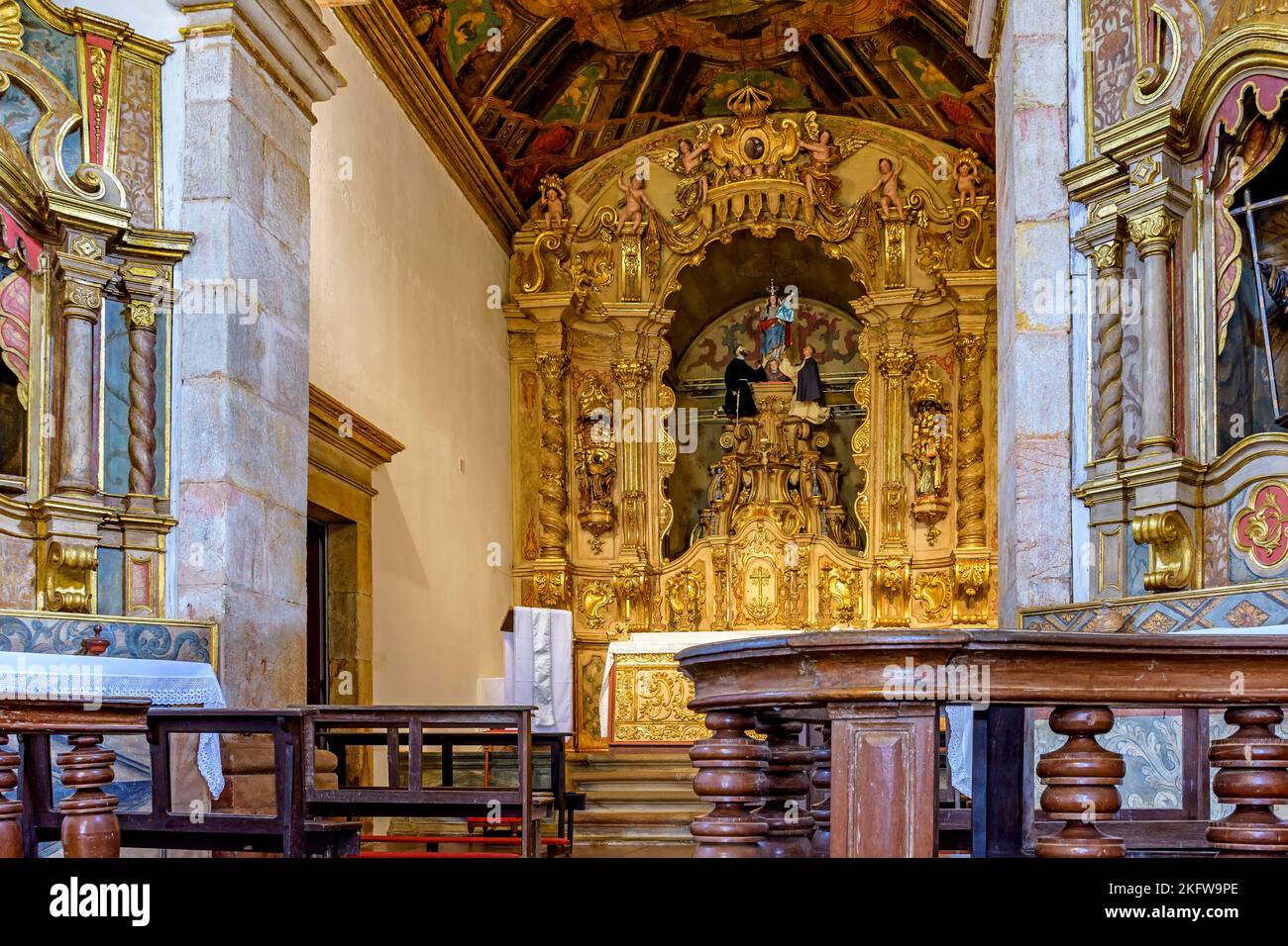 Interieur und Altar einer alten Barockkirche mit goldblättrigen Mauern in der historischen Stadt Tiradentes in Minas Gerais Stockfoto