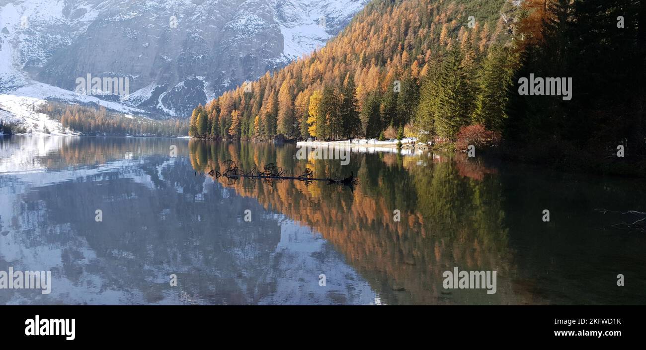 Lake Braies im Herbst nach dem ersten Schneefall Stockfoto