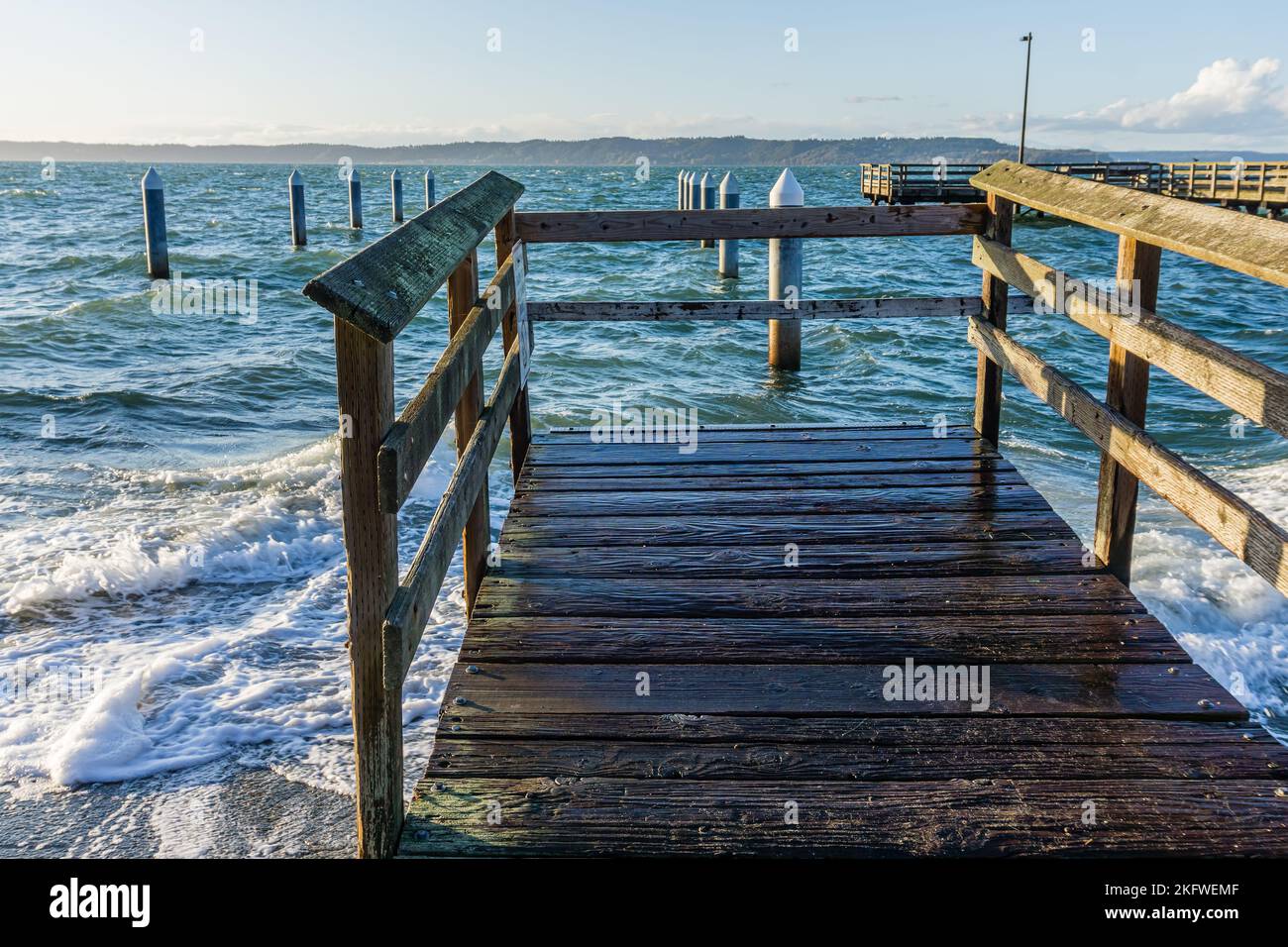 Ein kurzer Pier mit Blick auf den Ozean am Redondo Beach, Washington. Stockfoto