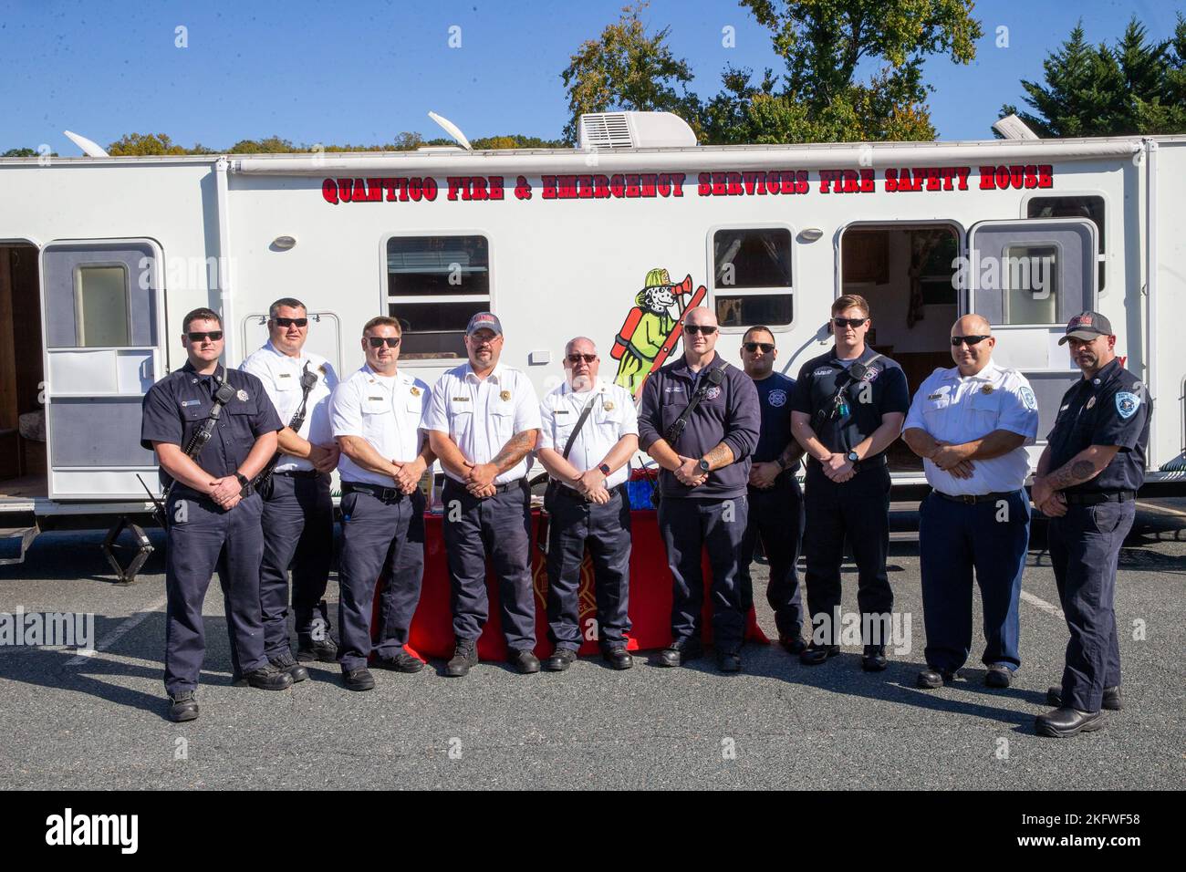 Mitglieder der Quantico Fire & Emergency Services posieren für ein Gruppenfoto auf der Marine Corps Base Quantico, Virginia, 11. Oktober 2022. Die Quantico Fire and Emergency Services veranstalteten eine „Touch-a-Truck“-Aktion und eine Aktion zur Brandverhütung in den Häusern auf dem MCB Quantico, um die Öffentlichkeit über die vorbeugenden Maßnahmen zu informieren, die Menschen gegen Hausbrände ergreifen können. Stockfoto