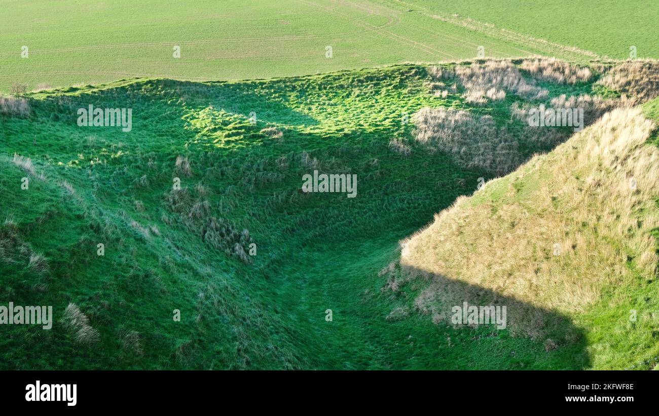 Gräben und Wälle auf Maiden Castle, Dorset. Maiden Castle ist Großbritanniens größtes Eisenzeithügelfort - John Gollop Stockfoto