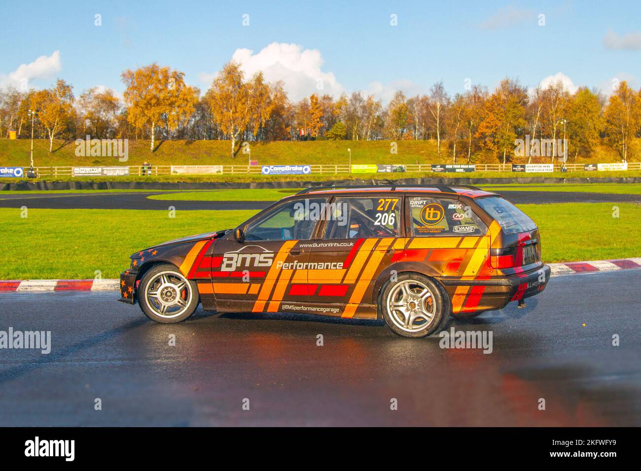 BMW E36 Kombi. BMS Performance, Burton Tins, 277 206; Hochgeschwindigkeitskurvenfahrten auf nassen Straßen am Three Sisters Drift Day in Wigan, Großbritannien Stockfoto