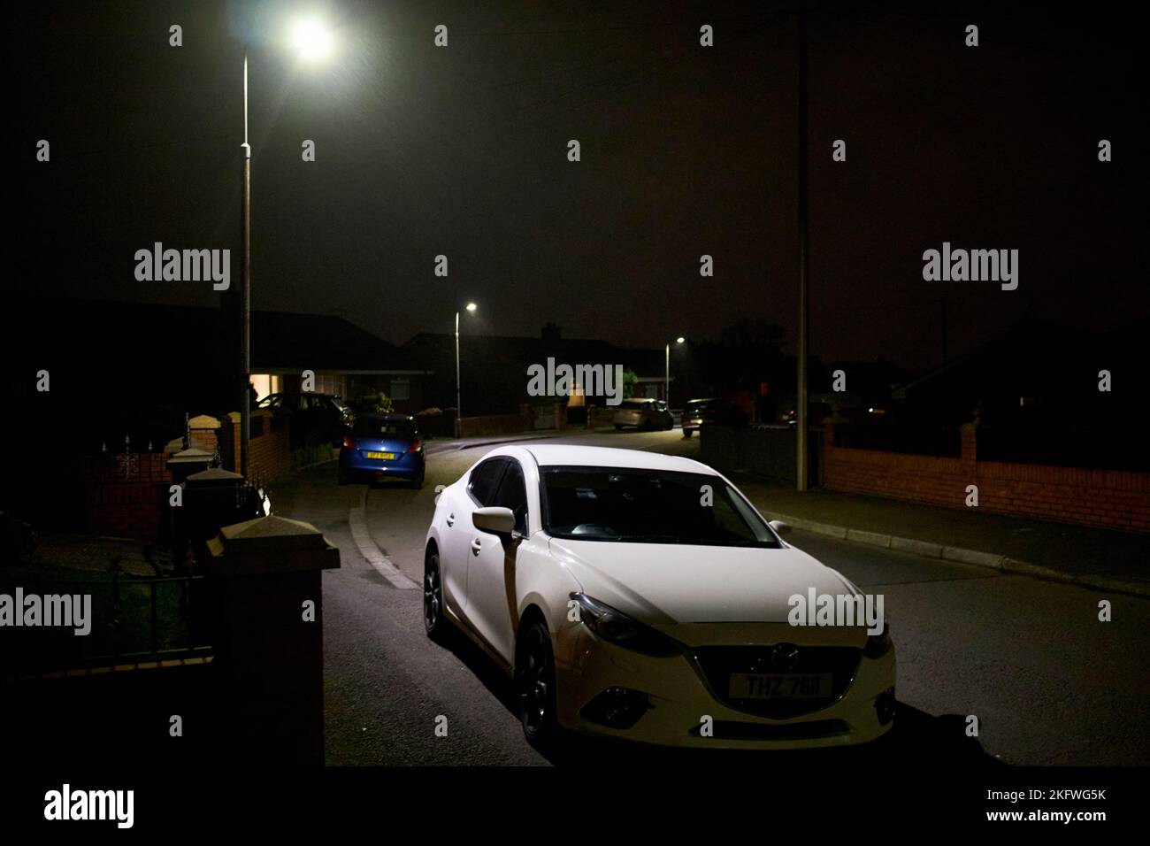 Helles Tageslicht führte zu energiesparender Straßenbeleuchtung in einer Wohnstraße in newtownabbey, Nordirland Stockfoto