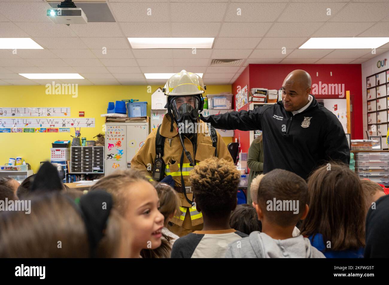 GEMEINSAME BASIS LANGLEY-EUSTIS, VA. – Ronald Nowlin, 633d Civil Engineer Squadron, Feuerwehrassistent, Left, und William Roland, 633d CES, Feuerinspektor der Feuerwehr, sprechen mit Schülern der ersten Klasse an der Bethel Manor Elementary School, Virginia, 11. Oktober 2022. Es ist wichtig, dass die Feuerwehr zeigt, wie ein Feuerwehrmann aussieht und wie er sich anhört, und ihre Arbeit beschreibt, damit die Kinder wissen, an wen sie im Brandfall gehen sollen. Stockfoto