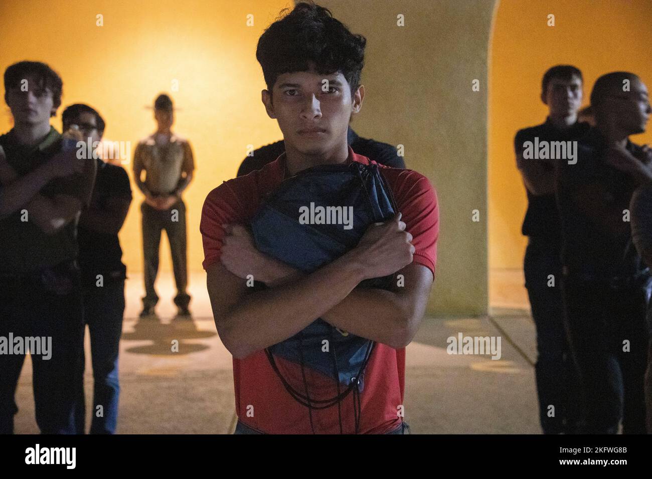 Das U.S. Marine Corps rekrutiert Penagos E. Cajaban mit Fox Company, 2. Rekrut Training Battalion, steht auf den gelben Fußspuren im Marine Corps Recruit Depot San Diego, 11. Oktober 2022. Die Rekruten wurden auf Schmuggelware überprüft, erhielten einen Haarschnitt, telefonierten nach Hause und stellten Ausrüstung aus. Cajaban wurde aus Fort Worth, Texas, mit der Recruiting Station Dallas rekrutiert. Fox Company, Recruit Training, Stockfoto