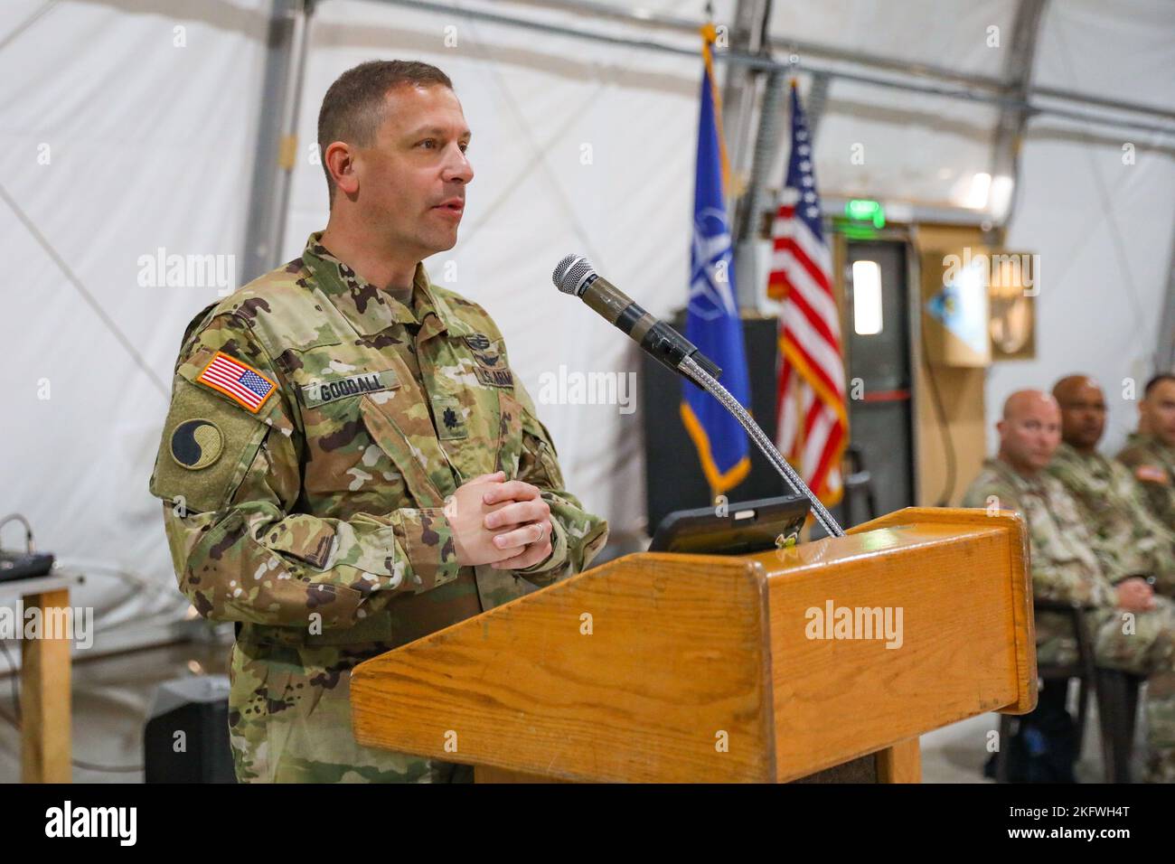 Oberstleutnant der US-Armee, David G.Goodall, Kommandeur des Bataillons 1., des Luftfahrtregiments 131., der Infanterie-Division 29., der nationalen Garde der Alabama-Armee (Task Force Yellowhammer), spricht während einer Zeremonie zur Übertragung der Autorität im Camp Bondsteel, Kosovo, am 11. Oktober 2022. Die Zeremonie zur Übertragung von Befugnissen bedeutet den Beginn der Rotation der Task Force im Kosovo und ihre Verpflichtung, ein sicheres Umfeld und Bewegungsfreiheit für alle Gemeinden im Kosovo zu gewährleisten. Stockfoto