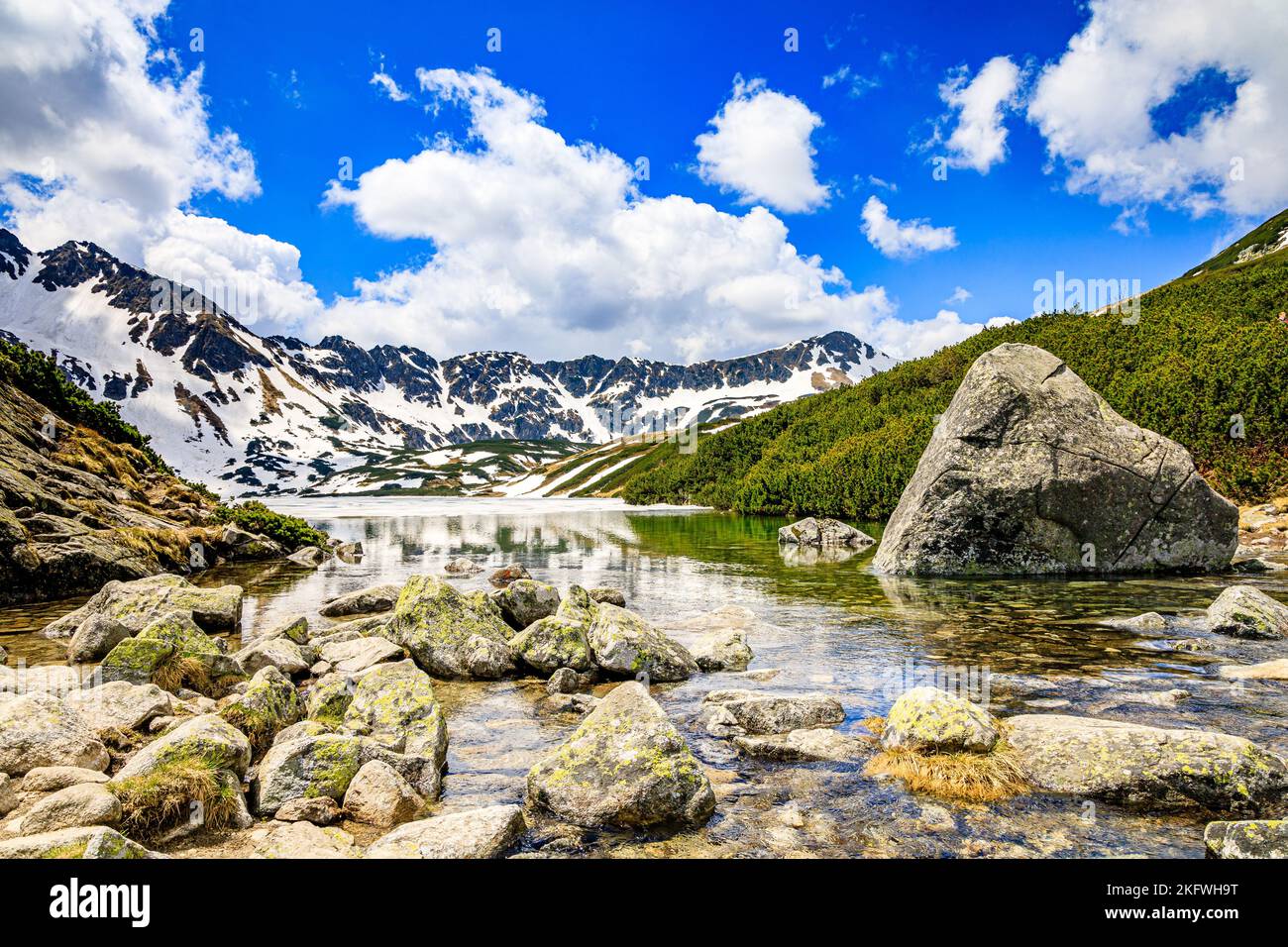 Wunderschöne Landschaft von fünf polnischen Teichen Tal mit schneebedeckten Bergen spiegeln sich auf See Wasseroberfläche Stockfoto