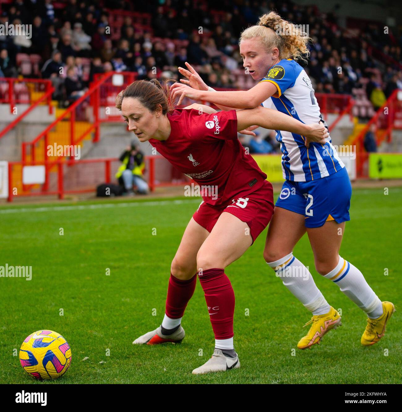 Crawley, Großbritannien. 20.. November 2022. Crawley, England, November 20. 2022: Megan Campbell (28 Liverpool) und Katie Robinson (22 Brighton) kämpfen während des Barclays Womens Super League Fußballspiels zwischen Brighton und Liverpool im Broadfield Stadium in Crawley, England, um den Ball. (James Whitehead/SPP) Quelle: SPP Sport Press Foto. /Alamy Live News Stockfoto