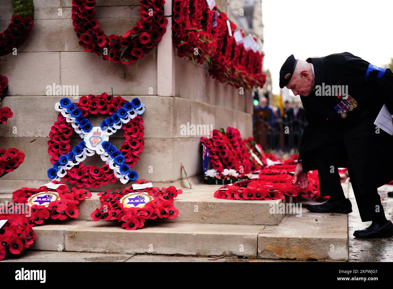 Ein Veteran legt während der jährlichen Parade der Vereinigung jüdischer Ex-Soldaten und Frauen im Cenotaph in Whitehall, London, einen Kranz nieder. Bilddatum: Sonntag, 20. November 2022. Stockfoto