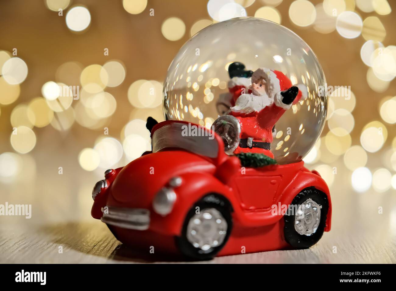 Neujahrsspielzeug. Der Weihnachtsmann fährt ein Auto. Glasschale Stockfoto