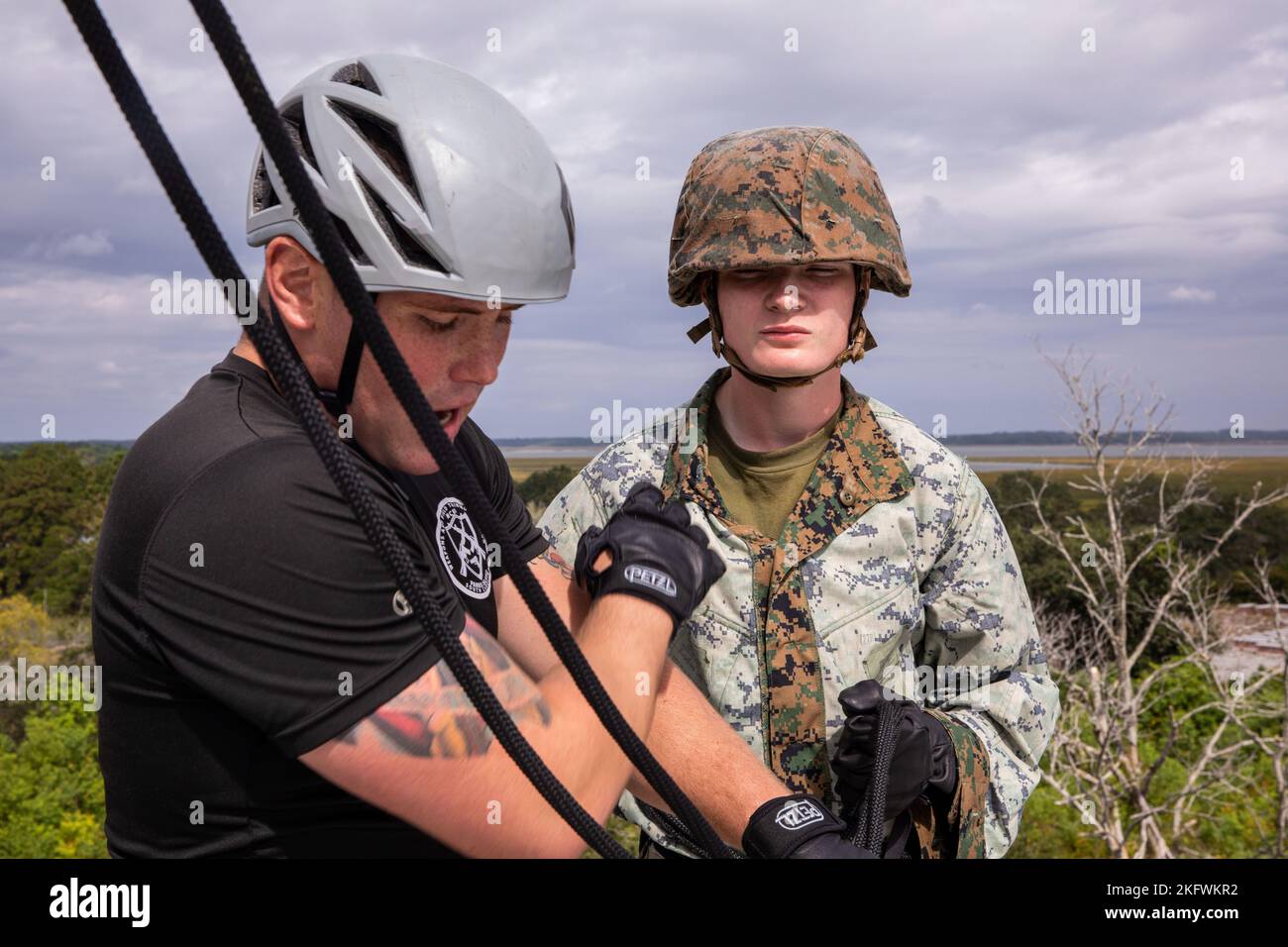 Rekruten von Mike Company, 3. Rekrut Training Bataillon, gehen den Abseilturm am Marine Corps Recruit Depot Parris Island, S.C., 11. Oktober 2022 hinunter. Der 47 Meter hohe Abseilen-Turm hilft Rekruten, ihre Höhenangst zu überwinden. (USA Marine Corps Fotos von Lance CPL. Michelle Brudnicki) Stockfoto