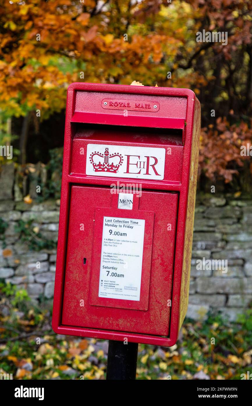 Neuer Stil der Briefkasten, leicht gelehnt. Owlpen, Gloucestershire, Großbritannien Stockfoto