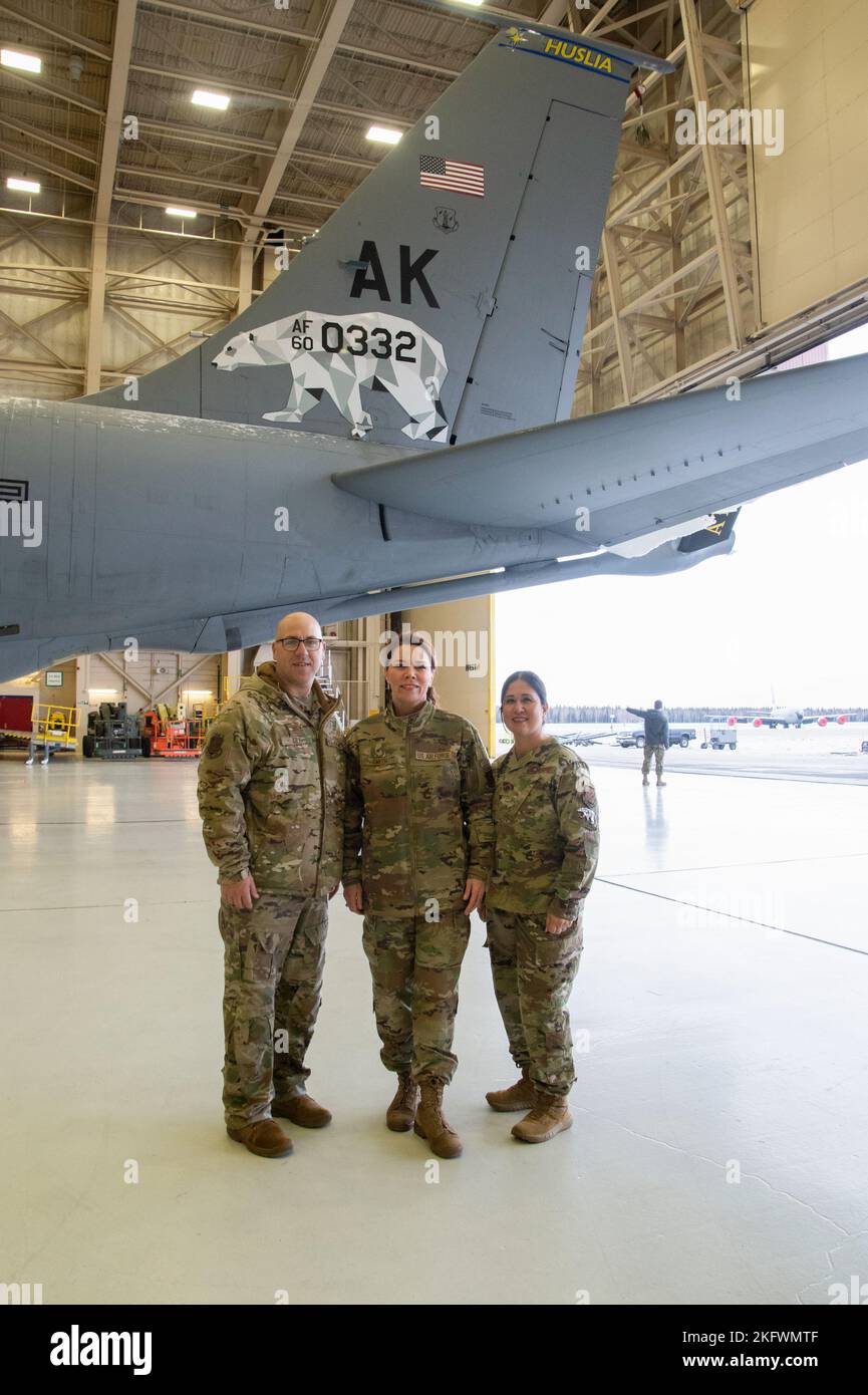 Brig. General Tracy Smith, stellvertretender Adjutant General-Air und Kommandant der Alaska Air National Guard, Col. Brian Kile, Direktor des Joint Staff, Alaska National Guard und Chief Master Sgt. Kim Groat, Kommandochef der Alaska Air National Guard, besucht die 168. Wing Deponiers und Wartungsgruppe, um von den Airmen zu hören. Smith, Kile und Groat nehmen sich einen Moment Zeit für ein Foto in der Nähe des 168. Wing KC-135 Stratotankers und des Eisbären-Tails. Der 168. ist der führende Arctic Wing, der durch Luftbetankung, aeromedizinische Evakuierung, Raketenwarnung und SPA eine schnelle globale Reichweite und Wachsamkeit bietet Stockfoto