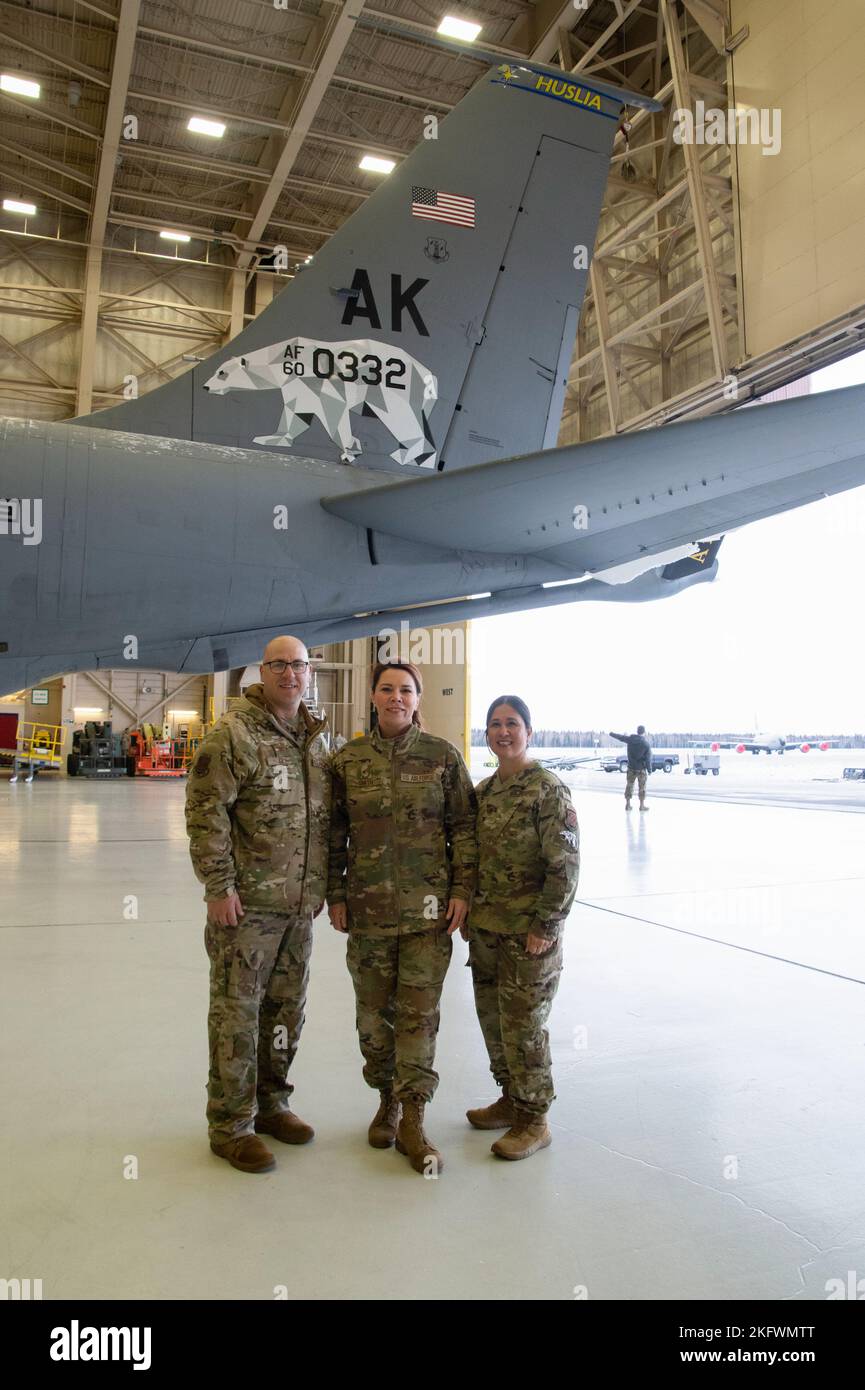 Brig. General Tracy Smith, stellvertretender Adjutant General-Air und Kommandant der Alaska Air National Guard, Col. Brian Kile, Direktor des Joint Staff, Alaska National Guard und Chief Master Sgt. Kim Groat, Kommandochef der Alaska Air National Guard, besucht die 168. Wing Deponiers und Wartungsgruppe, um von den Airmen zu hören. Smith, Kile und Groat nehmen sich einen Moment Zeit für ein Foto in der Nähe des 168. Wing KC-135 Stratotankers und des Eisbären-Tails. Der 168. ist der führende Arctic Wing, der durch Luftbetankung, aeromedizinische Evakuierung, Raketenwarnung und SPA eine schnelle globale Reichweite und Wachsamkeit bietet Stockfoto