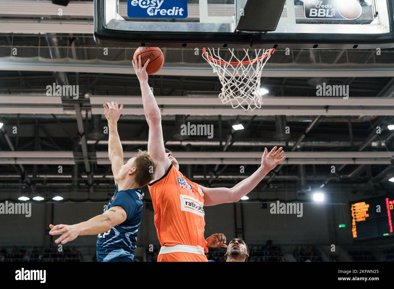 Heidelberg, Deutschland. 20.. November 2022. Basketball: Bundesliga, MLP Academics Heidelberg - ratiopharm Ulm, Main Round, Matchday 7, SNP Dome. Heidelbergs Niklas Würzner (l.) und Ulmer Nicolas Bretzel kämpfen um den Ball. Quelle: Uwe Anspach/dpa/Alamy Live News Stockfoto