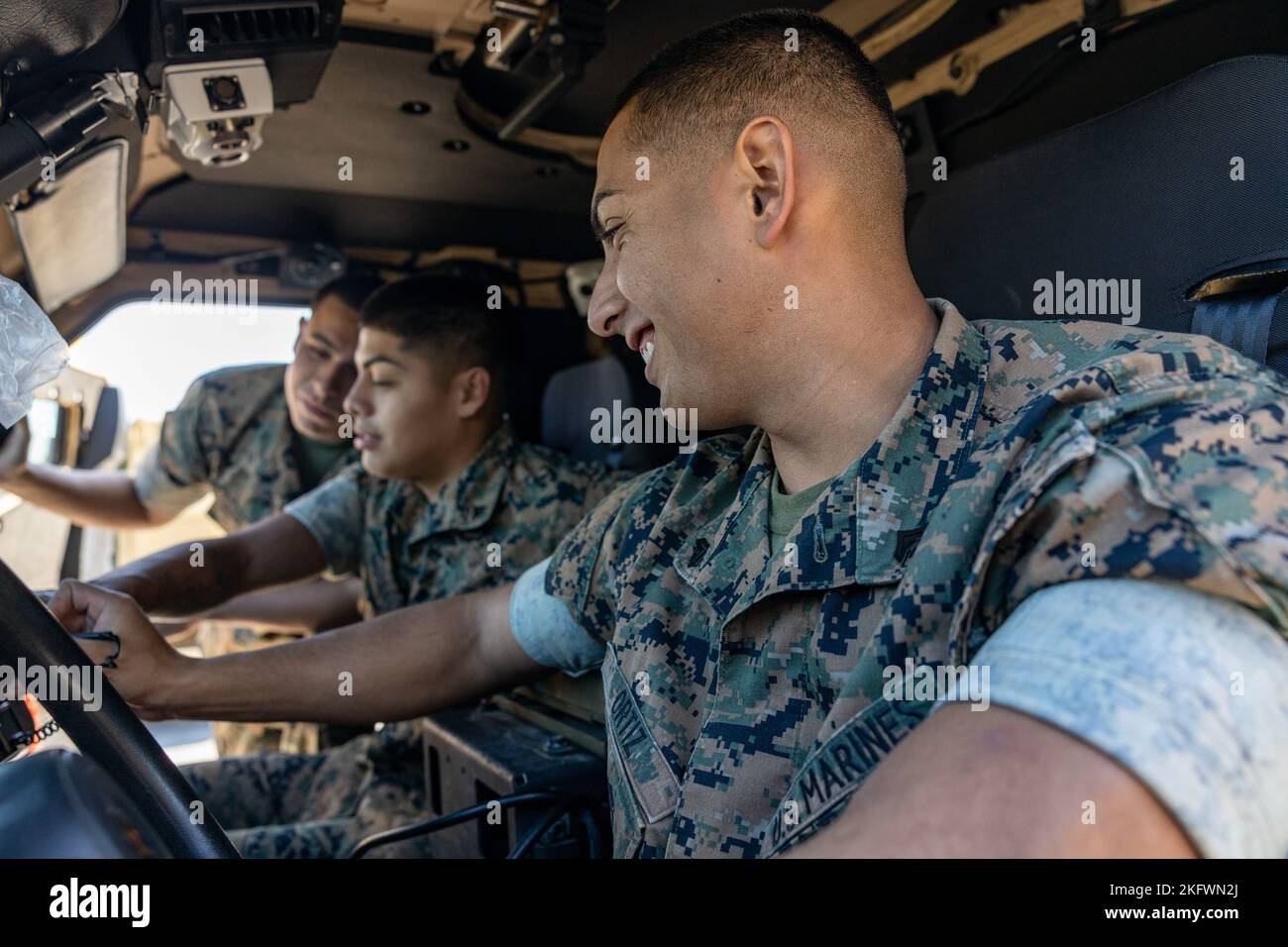 U.S. Marine Corps CPL. Emmanuel Ortiz, Kraftfahrzeugbetreiber bei der Hauptgeschäftsstelle, Marine Regiment 6., posiert für ein Foto auf Camp Lejeune, North Carolina, 11. Oktober 2022. „Sie können Ihre Erfahrung mit dem Marine Corps nicht nur von Ihrer ersten Dienststelle aus nutzen“, sagt Ortiz. „Einer meiner alten Mitarbeiter-NCOs hatte einen wirklich großen Einfluss auf uns alle und zu der Zeit. Ich hatte kein gutes Konzept oder eine Vorstellung vom Marine Corps. Er hat mich irgendwie umgestellt, meine Motivation geweckt und mir im Grunde gezeigt, wie ein SNCO der Spitzenklasse sein sollte. Wie er sich um uns kümmerte, sein Wissen teilte oder nur außerhalb der Arbeit Stockfoto