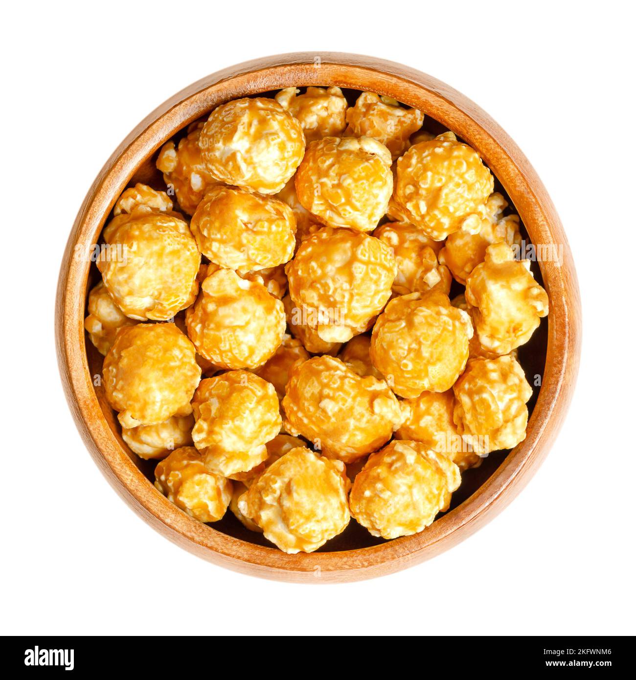 Karamell-Popcorn, Karamell-Mais, Toffee-Popcorn, in Holzschüssel. Konfektion aus Popcorn, mit Karamell-Süßigkeitenschale auf Zucker- oder Melasse-Basis. Stockfoto