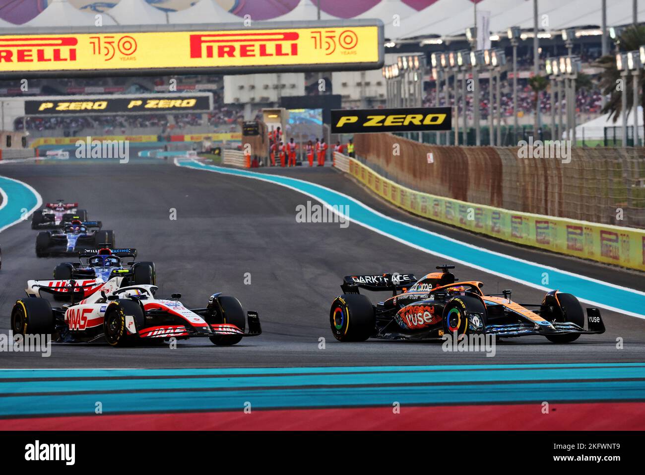 Yas Marina Circuit, Abu Dhabi, VAE. 20/11/2022, Daniel Ricciardo (AUS) McLaren MCL36 und Mick Schumacher (GER) Haas VF-22. Abu Dhabi Grand Prix, Sonntag, 20.. November 2022. Yas Marina Circuit, Abu Dhabi, VAE. Stockfoto