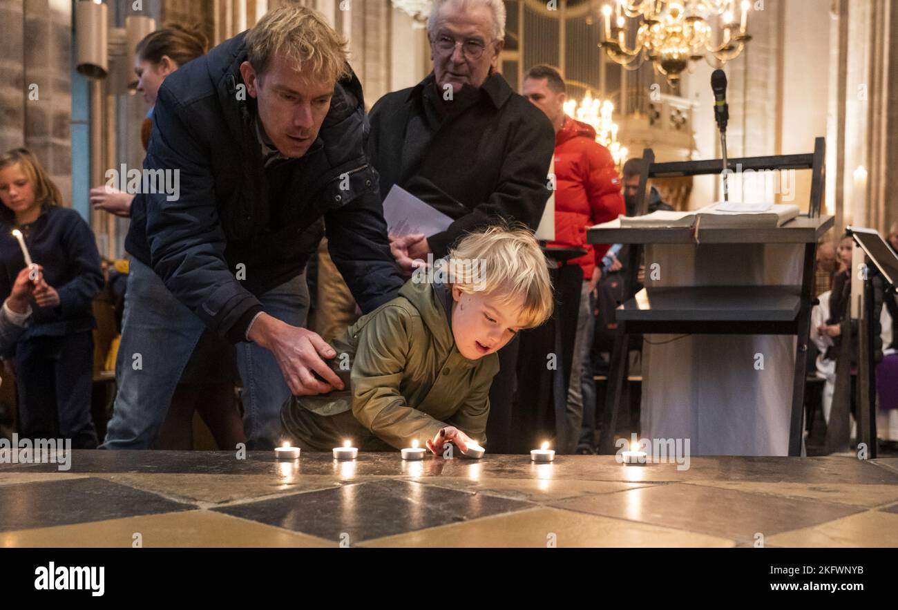 UTRECHT - Niederlande, 20/11/2022, Kirchgänger treffen sich während eines Gedenkgottesdienstes in der Domkerk kurz vor der Eröffnungsfeier der Weltmeisterschaft in Katar. Die Aufmerksamkeit gilt den Arbeitern, die beim Bau der WM-Stadien in Katar ums Leben kamen. ANP JEROEN JUMELET niederlande Out - belgien Out Stockfoto