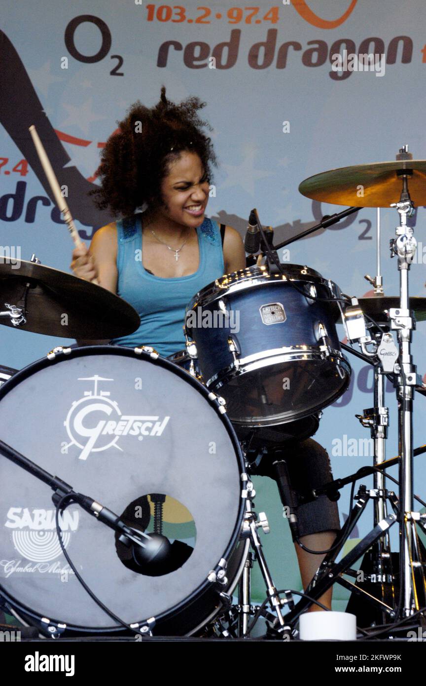 Cherisse Osei, Schlagzeuger mit den FADERN, bei der Red Dragon Party in the Park in Cardiff, Wales, 19. Juni 2005. Foto: ROB WATKINS. INFO: The Faders war eine britische Poprock-Band, die 2004 gegründet wurde. Bekannt für ihren energiegeladenen Stil und ihre eingängigen Songs, erlangten sie Aufmerksamkeit mit Hits wie No Sleep Tonight und Jump, bevor sie sich 2006 nach einem kurzen, aber eindrucksvollen Lauf auflösten. Stockfoto