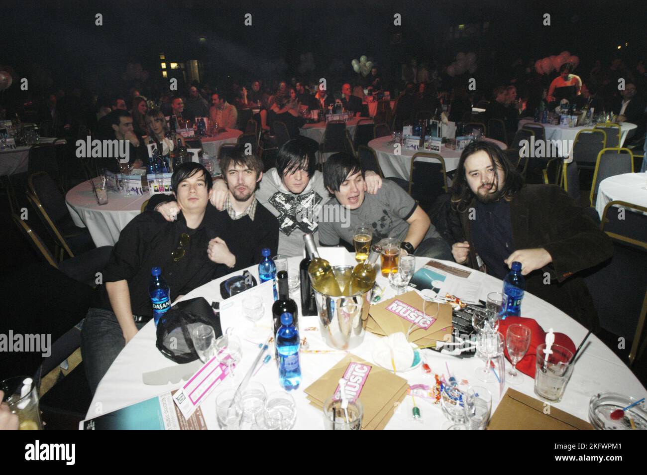 FUNERAL FOR A FRIEND, AWARD CEREMONY, 2004: Funeral for A Friend around their Table for an Early Career Award Ceremony Welsh Music Awards an der Coal Exchange in Cardiff, 20. Februar 2004. Foto: ROB WATKINS. INFO: Funeral for a Friend ist eine walisische Post-Hardcore-Band, die 2001 gegründet wurde. Bekannt für ihre intensive Energie und emotionalen Texte, erlangten sie Popularität mit Alben wie Casual Dressed & Deep in Conversation, mit Hits wie Juneau und Escape Artists Never die. Stockfoto