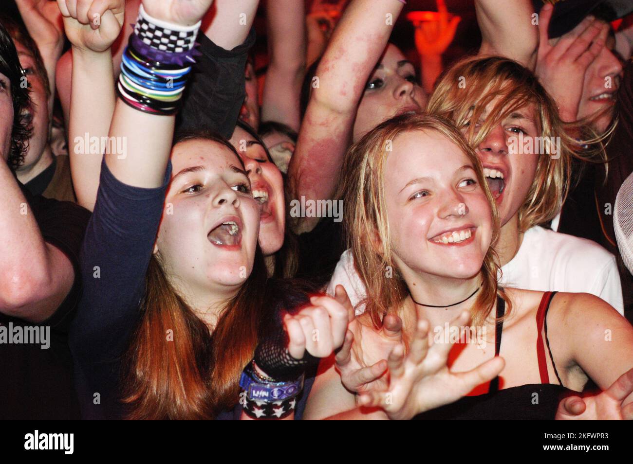 ROCK FANS, FUNERAL FOR A FRIEND, 2004: Rock Girls in der ERSTEN REIHE bei FUNERAL FOR A FRIEND on the NME Tour at Cardiff Students' Union, 8. Februar 2004. Foto: ROB WATKINS. INFO: Funeral for a Friend ist eine walisische Post-Hardcore-Band, die 2001 gegründet wurde. Bekannt für ihre intensive Energie und emotionalen Texte, erlangten sie Popularität mit Alben wie Casual Dressed & Deep in Conversation, mit Hits wie Juneau und Escape Artists Never die. Stockfoto