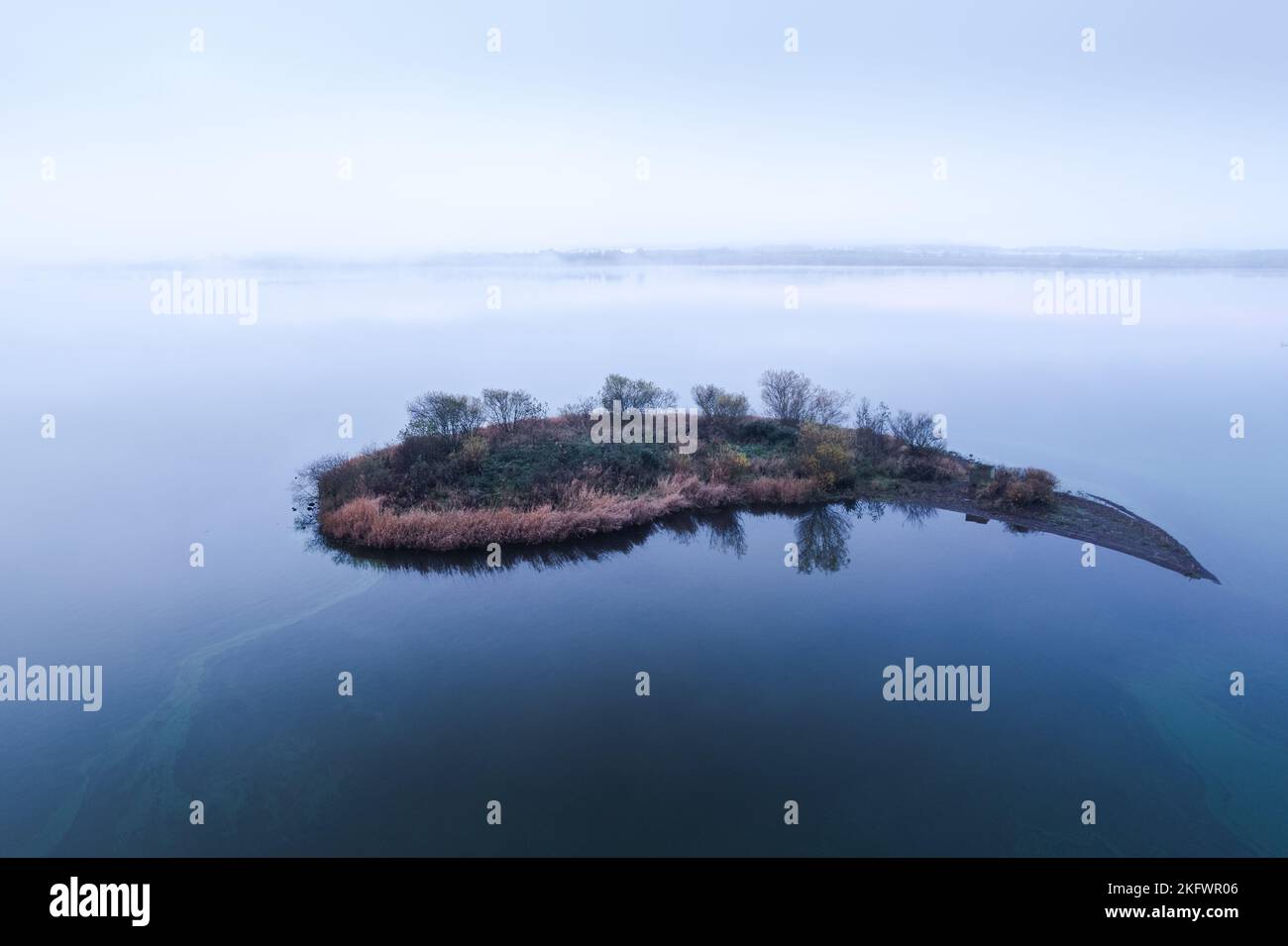 Eine Luftaufnahme einer giftigen blaugrünen Algenblüte (Cyanobakterien), die um eine Insel, Loch Leven, Schottland, wirbelt Stockfoto