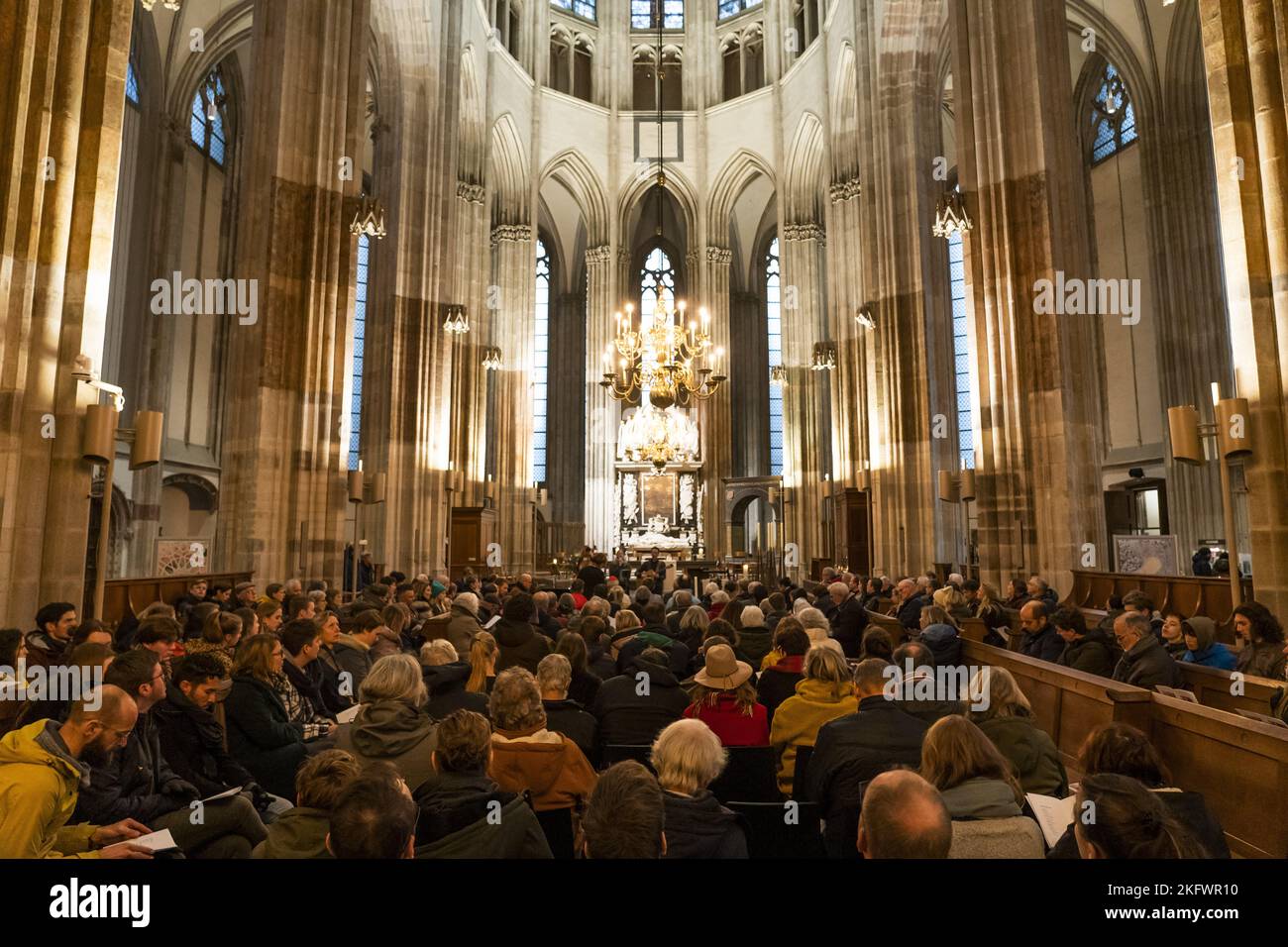 UTRECHT - Niederlande, 20/11/2022, Kirchgänger treffen sich während eines Gedenkgottesdienstes in der Domkerk kurz vor der Eröffnungsfeier der Weltmeisterschaft in Katar. Die Aufmerksamkeit gilt den Arbeitern, die beim Bau der WM-Stadien in Katar ums Leben kamen. ANP JEROEN JUMELET niederlande Out - belgien Out Stockfoto