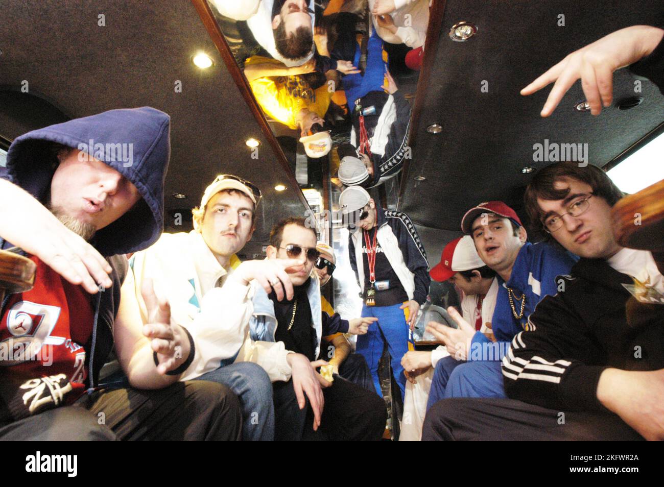 GOLDIE LOOKIN CHAIN, TOURBUS, PORTRAIT, 2004: Goldie Lookin Chain on the Peak of their Sucess, 2. April 2004. Bild: ROB WATKINS. INFO: Goldie Looking Chain ist eine walisische Comedy-Rap-Gruppe, die 2003 gegründet wurde. Bekannt für ihre humorvollen Texte und unverwechselbaren Persönlichkeiten, erlangten sie mit Hits wie „Guns Don't Kill People, Rapper Do“ und ihrer satirischen Interpretation der britischen Hip-Hop-Kultur Berühmtheit. Stockfoto