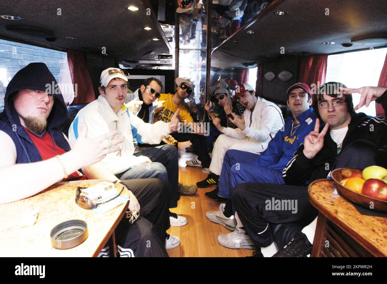GOLDIE LOOKIN CHAIN, TOURBUS, PORTRAIT, 2004: Goldie Lookin Chain on the Peak of their Sucess, 2. April 2004. Bild: ROB WATKINS. INFO: Goldie Looking Chain ist eine walisische Comedy-Rap-Gruppe, die 2003 gegründet wurde. Bekannt für ihre humorvollen Texte und unverwechselbaren Persönlichkeiten, erlangten sie mit Hits wie „Guns Don't Kill People, Rapper Do“ und ihrer satirischen Interpretation der britischen Hip-Hop-Kultur Berühmtheit. Stockfoto