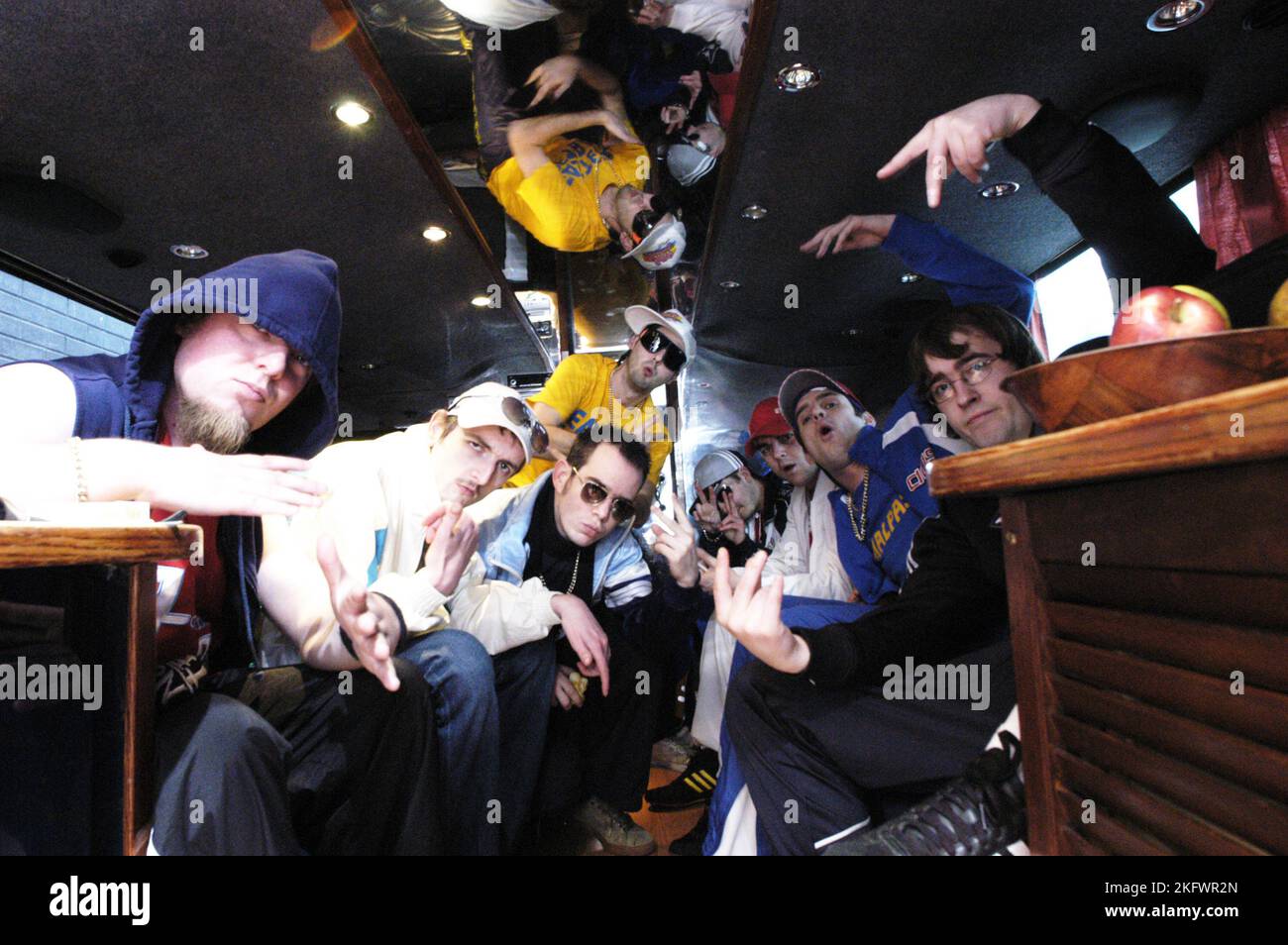 GOLDIE LOOKIN CHAIN, TOURBUS, PORTRAIT, 2004: Goldie Lookin Chain on the Peak of their Sucess, 2. April 2004. Bild: ROB WATKINS. INFO: Goldie Looking Chain ist eine walisische Comedy-Rap-Gruppe, die 2003 gegründet wurde. Bekannt für ihre humorvollen Texte und unverwechselbaren Persönlichkeiten, erlangten sie mit Hits wie „Guns Don't Kill People, Rapper Do“ und ihrer satirischen Interpretation der britischen Hip-Hop-Kultur Berühmtheit. Stockfoto